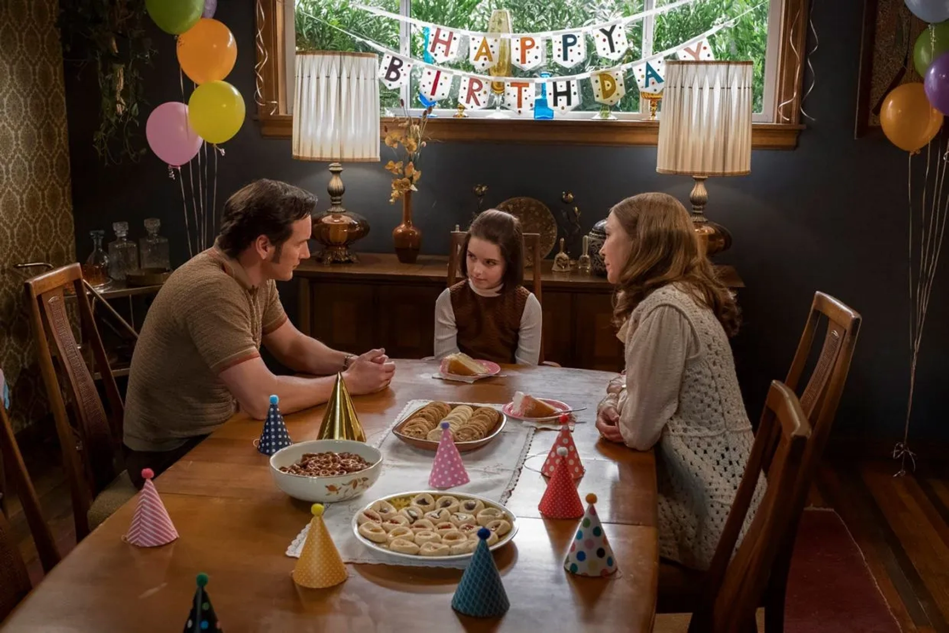 Vera Farmiga, Patrick Wilson, and Mckenna Grace in Annabelle Comes Home (2019)