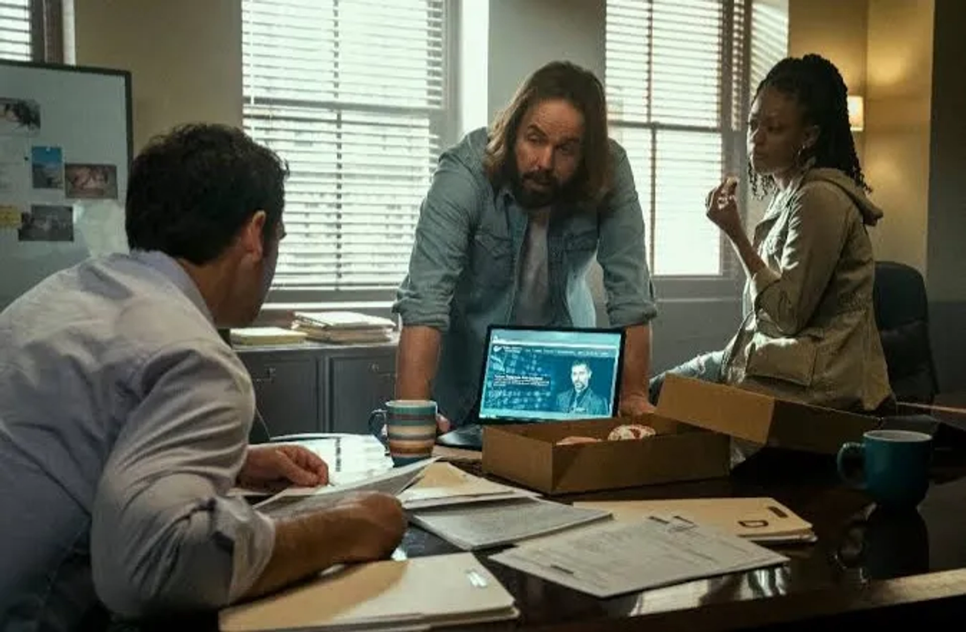 Jazz Raycole, Angus Sampson, and Manuel Garcia-Rulfo in The Lincoln Lawyer (2022)