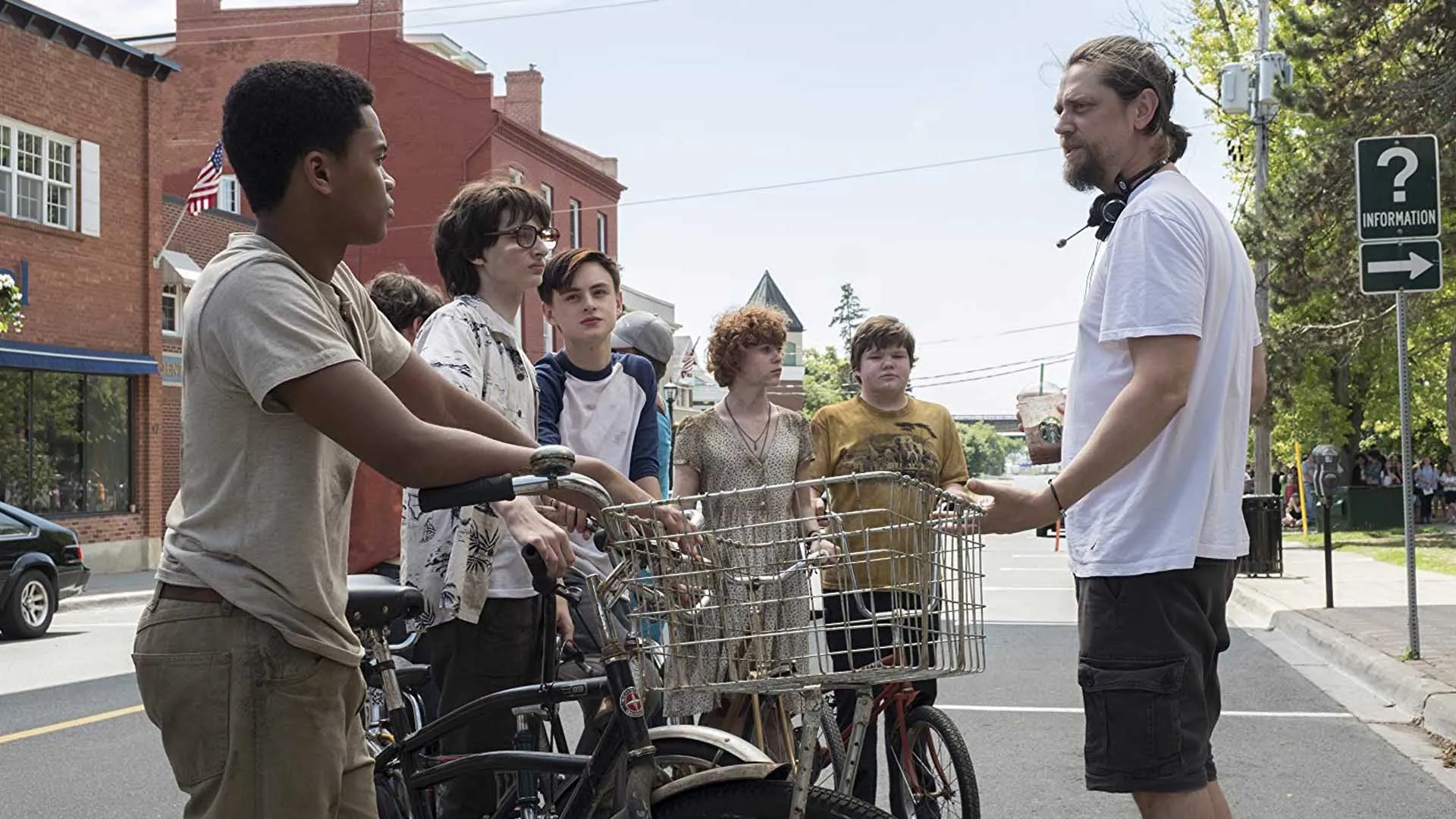 Andy Muschietti, Wyatt Oleff, Jeremy Ray Taylor, Jaeden Martell, Finn Wolfhard, Sophia Lillis, Jack Dylan Grazer, and Chosen Jacobs in It Chapter Two (2019)