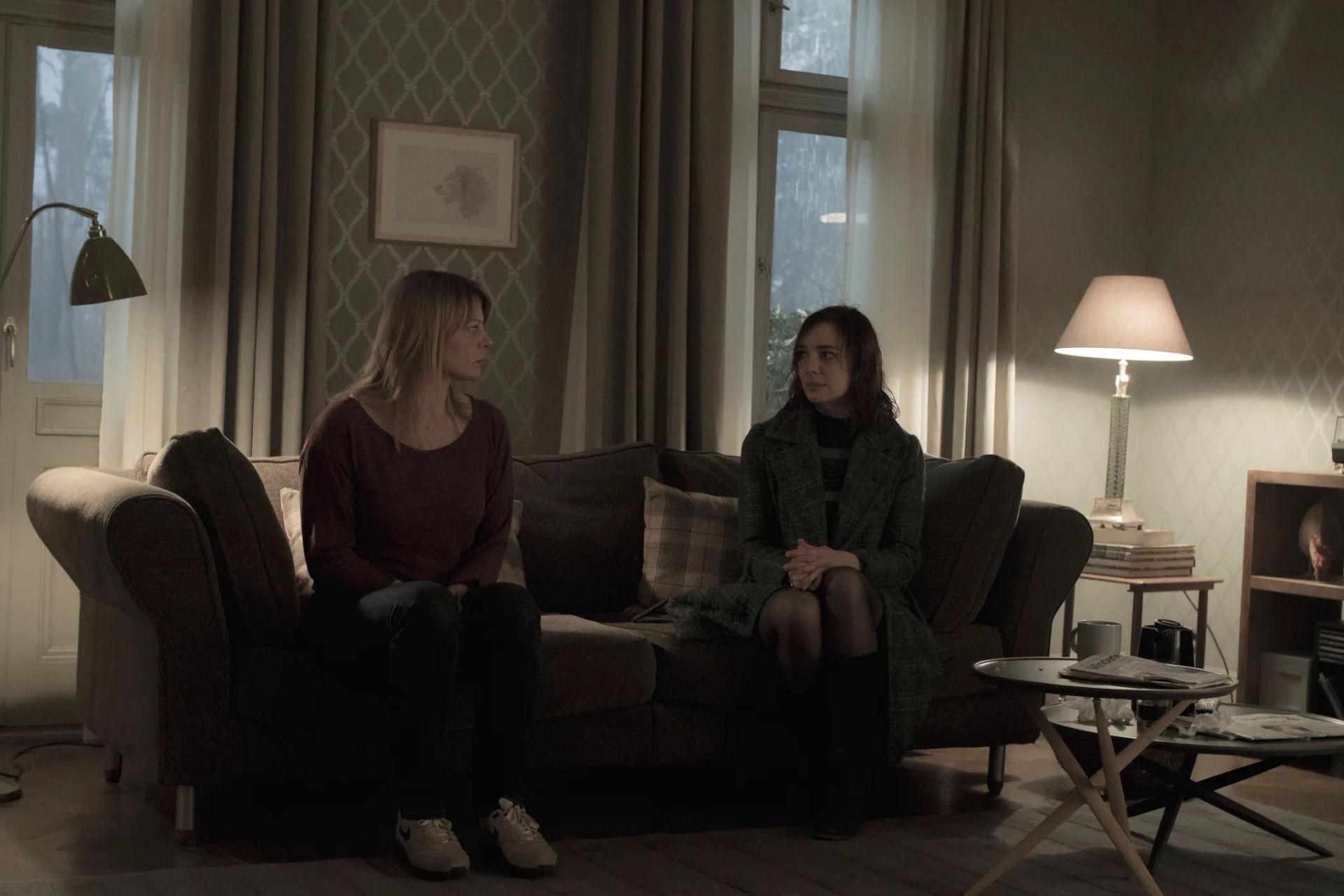 Maja Schöne and Jördis Triebel in Dark (2017)