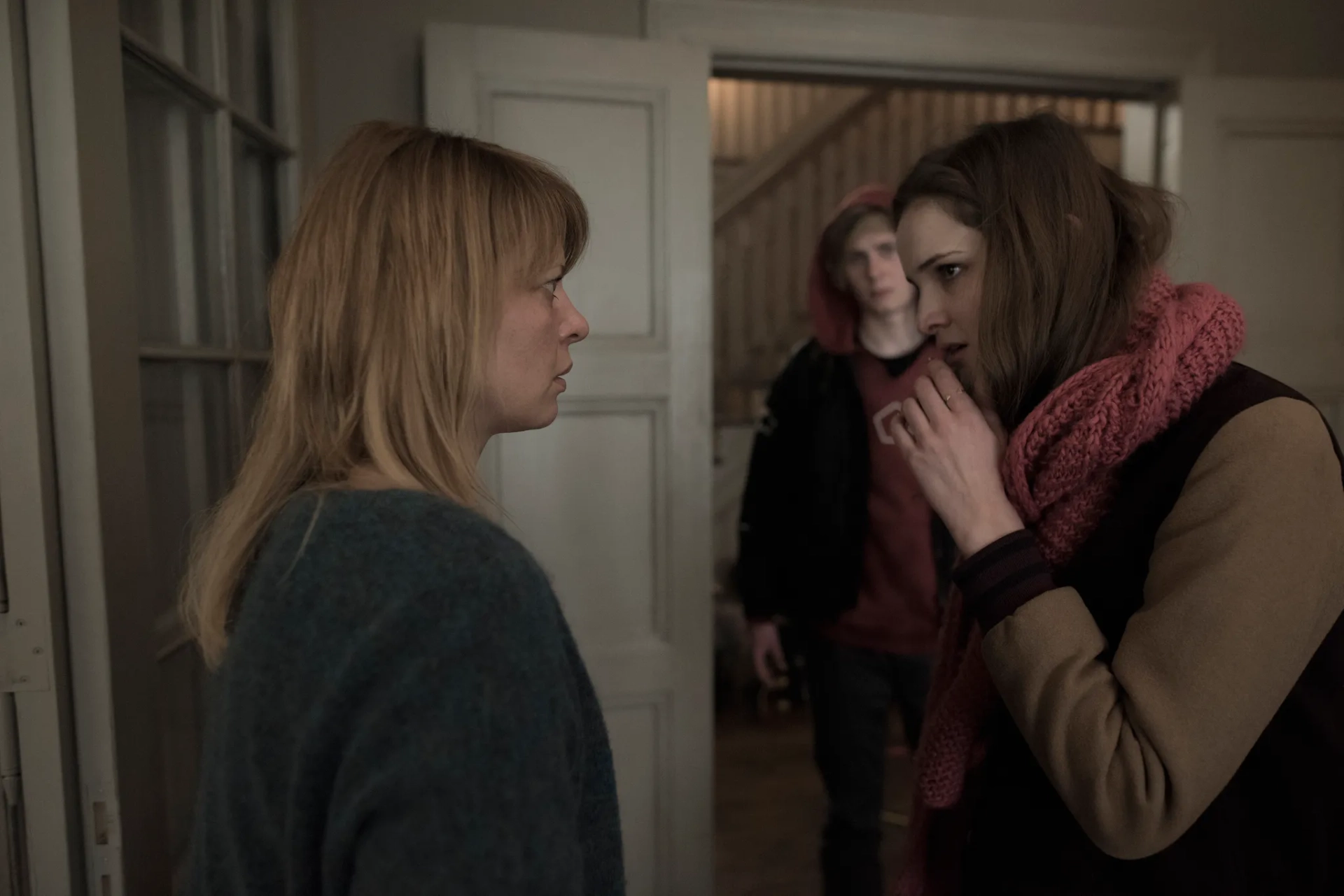 Jördis Triebel, Moritz Jahn, and Lisa Vicari in Dark (2017)