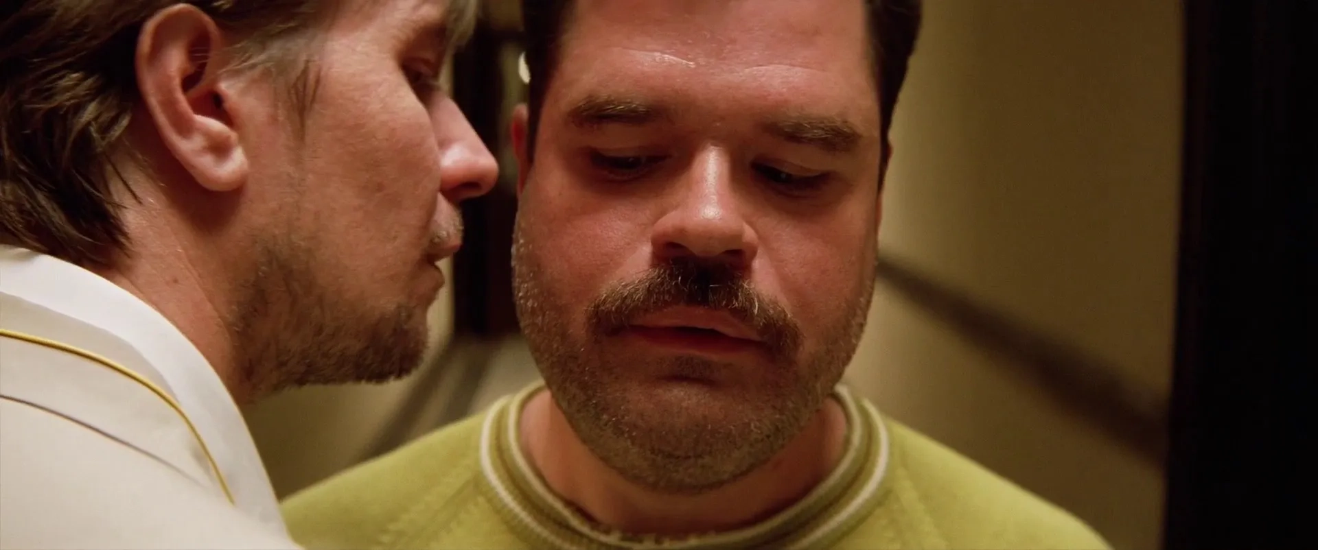 Gary Oldman and Michael Badalucco in Léon: the Professional (1994).