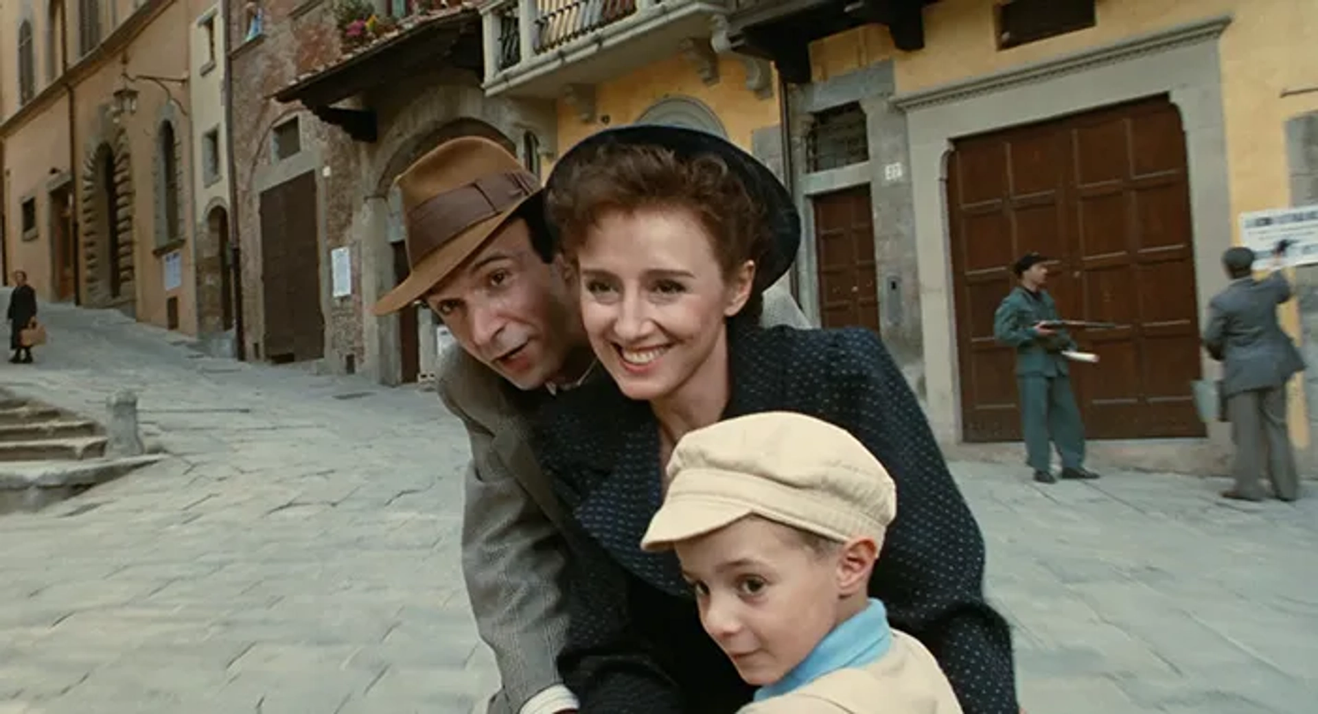 Roberto Benigni, Nicoletta Braschi, and Giorgio Cantarini in Life Is Beautiful (1997)