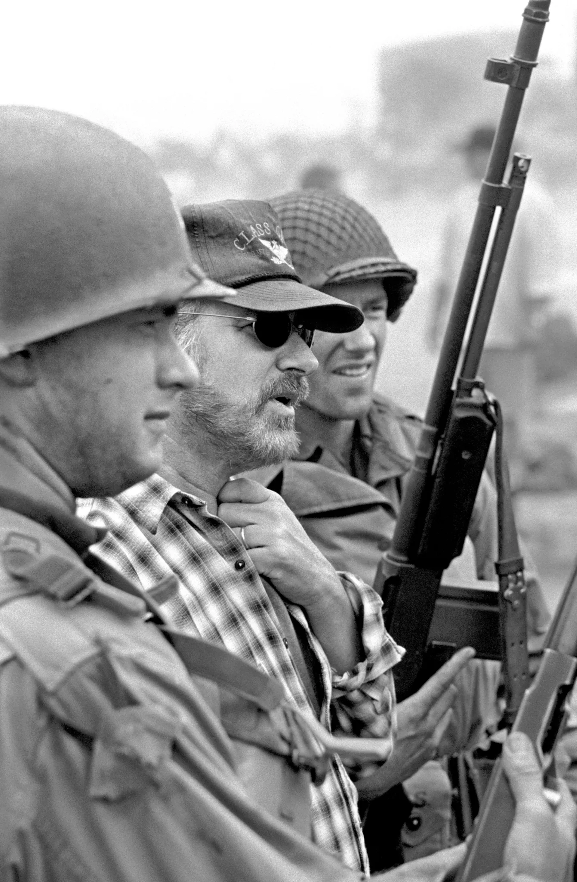 Tom Hanks, Steven Spielberg, and Edward Burns in Saving Private Ryan (1998)