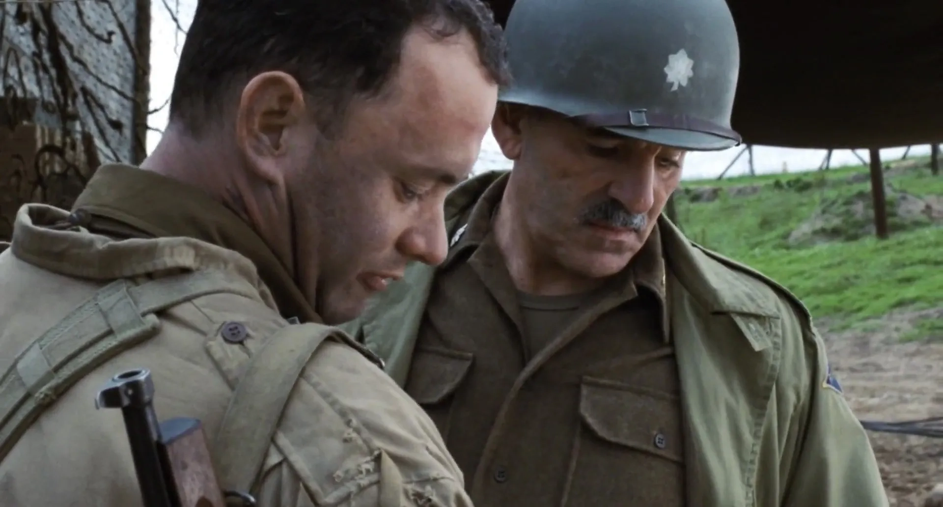 Tom Hanks and Dennis Farina in Saving Private Ryan (1998)