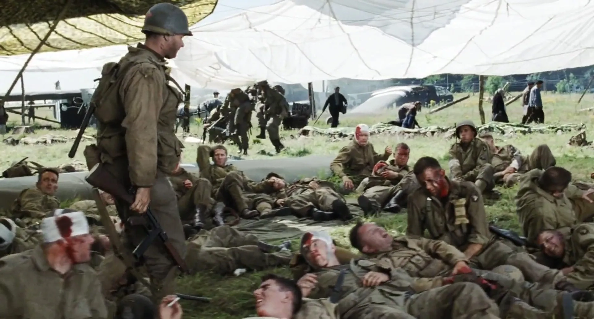 Tom Hanks and Leland Orser in Saving Private Ryan (1998)