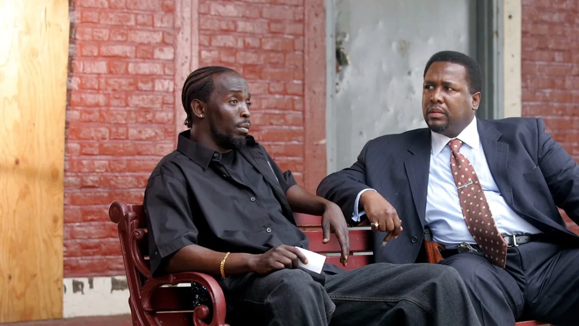 Wendell Pierce and Michael Kenneth Williams in The Wire (2002)