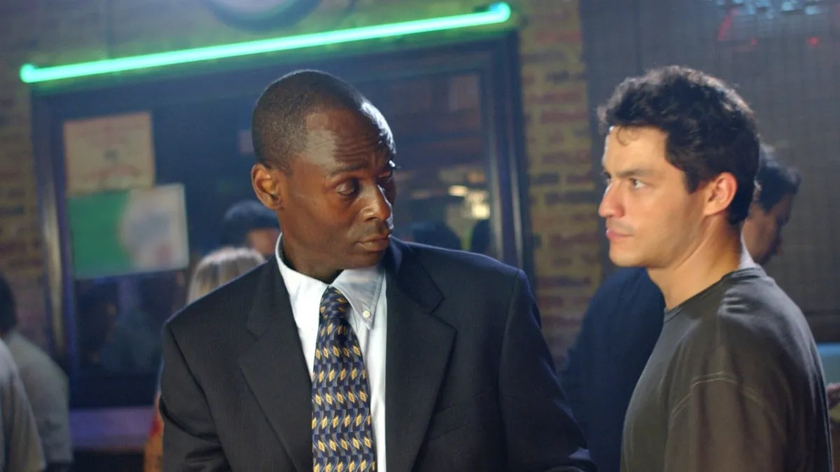 Lance Reddick and Dominic West in The Wire (2002)