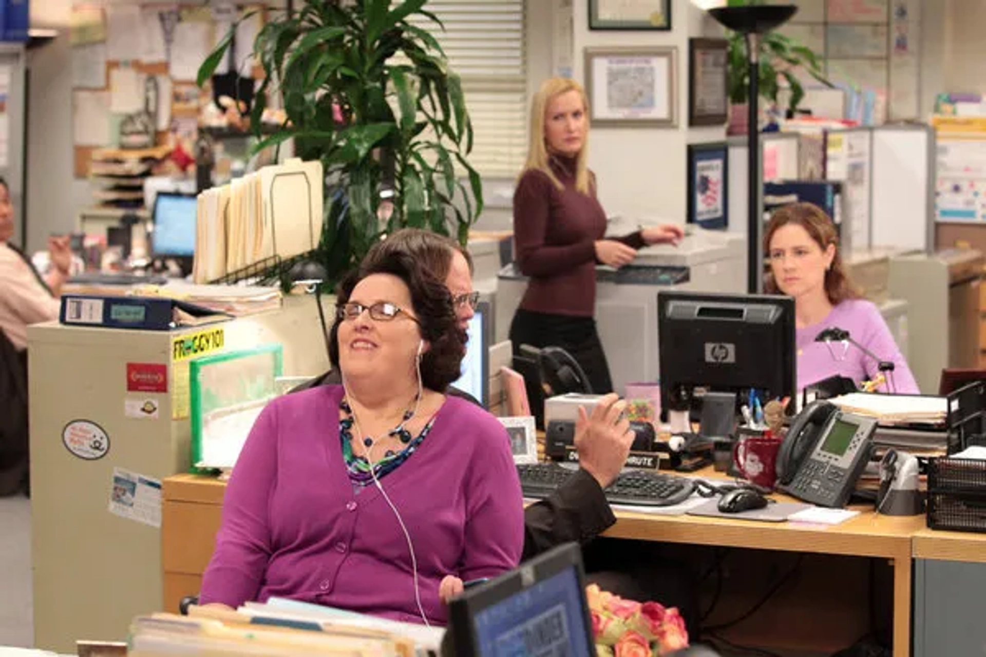 Jenna Fischer, Phyllis Smith, Rainn Wilson, Oscar Nuñez, and Angela Kinsey in The Office (2005)