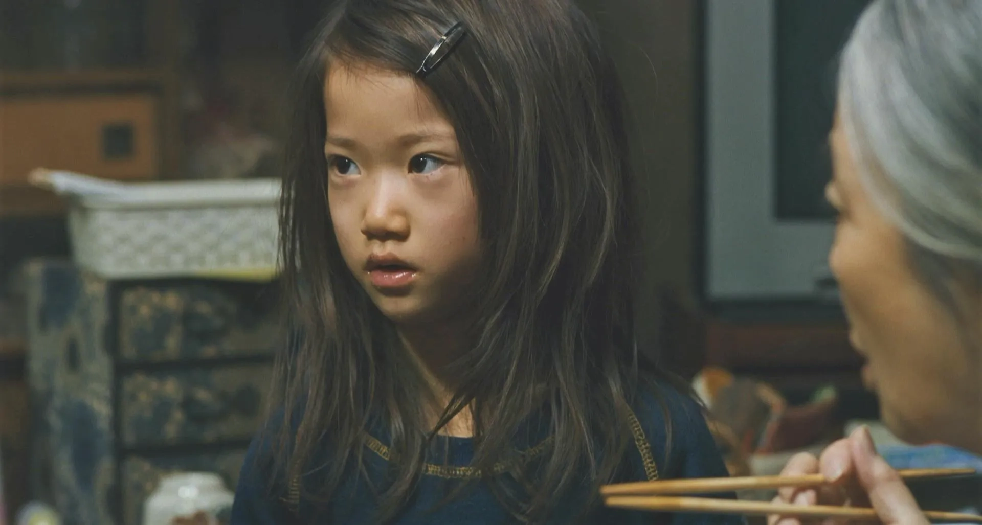 Kirin Kiki and Miyu Sasaki in Shoplifters (2018)