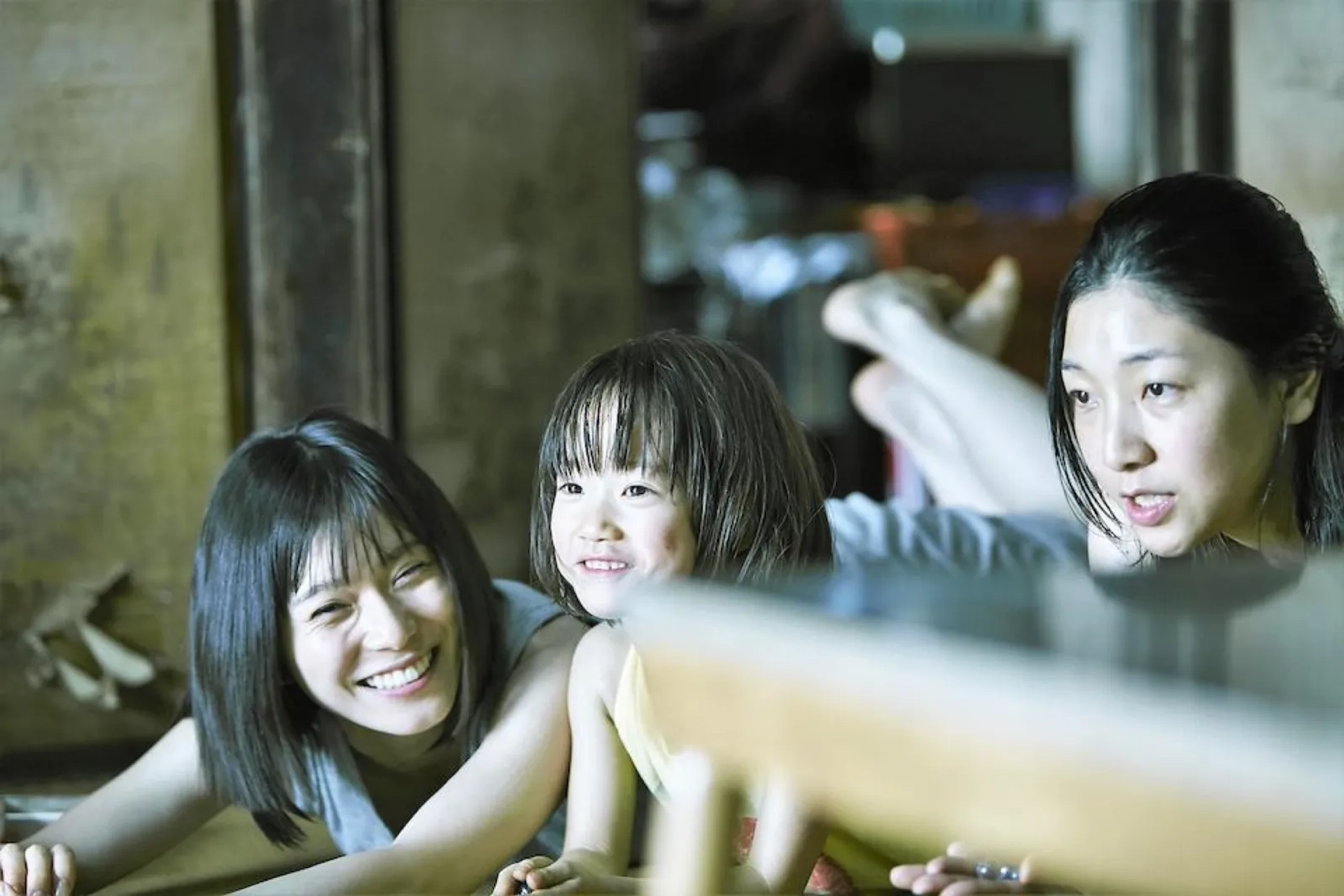 Sakura Andô, Mayu Matsuoka, and Miyu Sasaki in Shoplifters (2018)