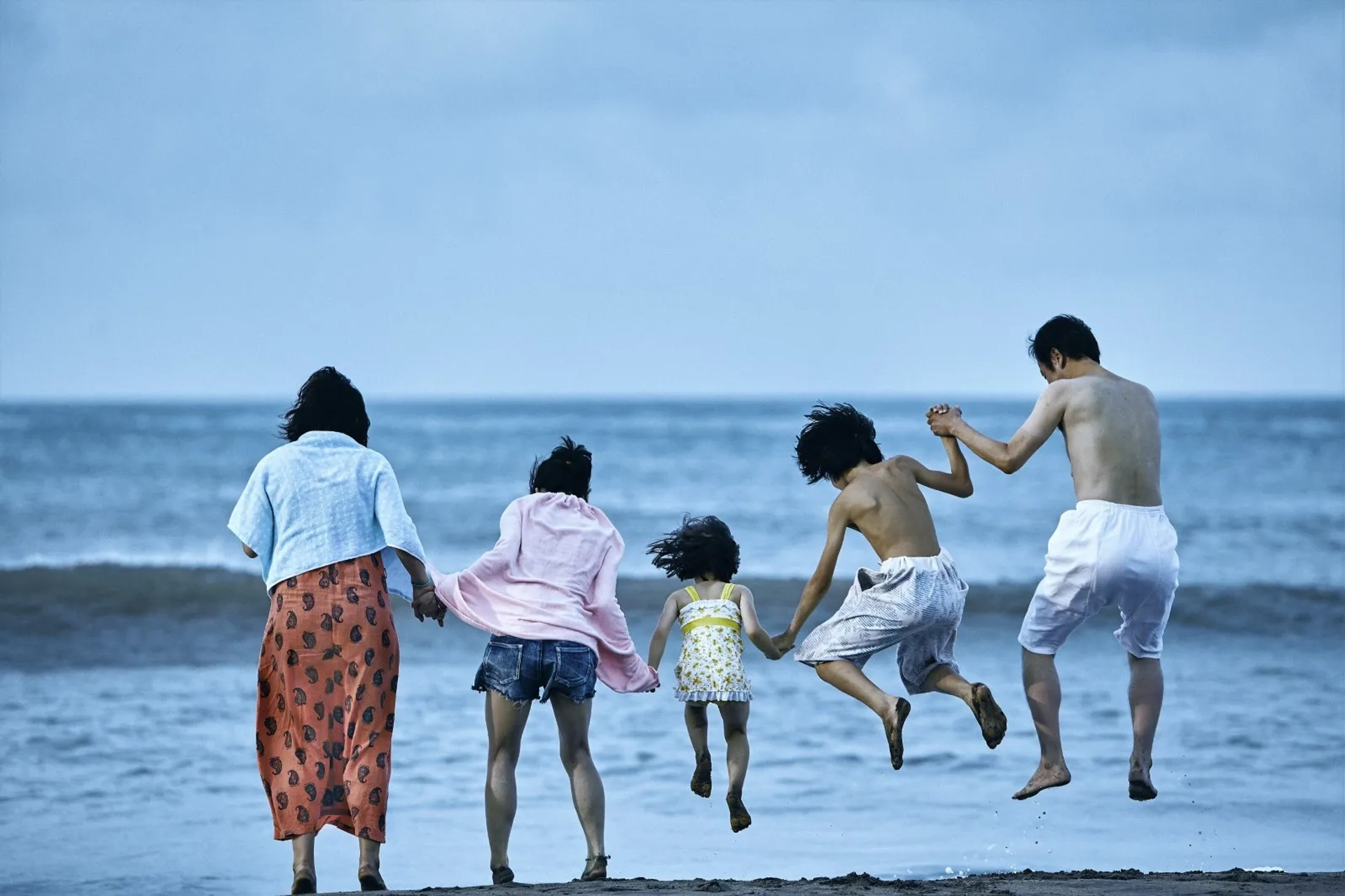 Lily Franky, Sakura Andô, Mayu Matsuoka, Miyu Sasaki, Jyo Kairi, and Mehdi Taleghani in Shoplifters (2018)