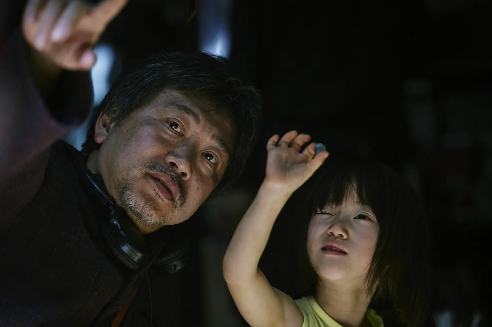 Kore-eda Hirokazu and Miyu Sasaki in Shoplifters (2018)