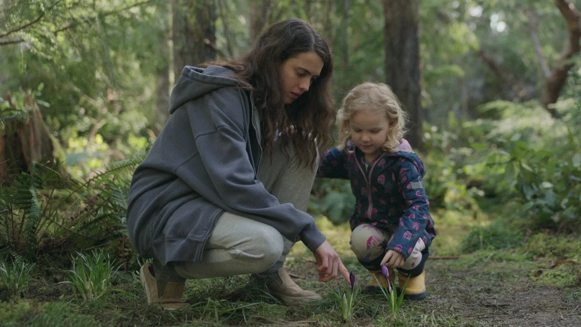 Rylea Nevaeh Whittet and Margaret Qualley in Maid (2021)