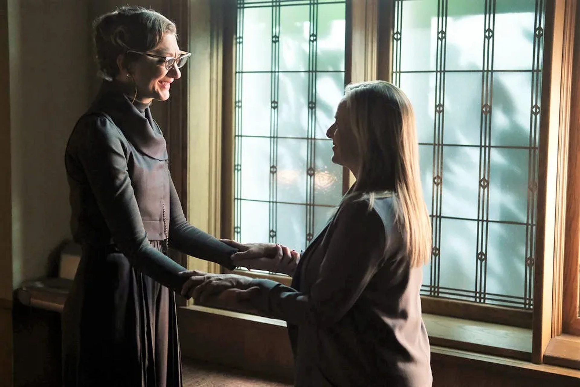 Marlee Matlin and Mageina Tovah in The Magicians (2015)