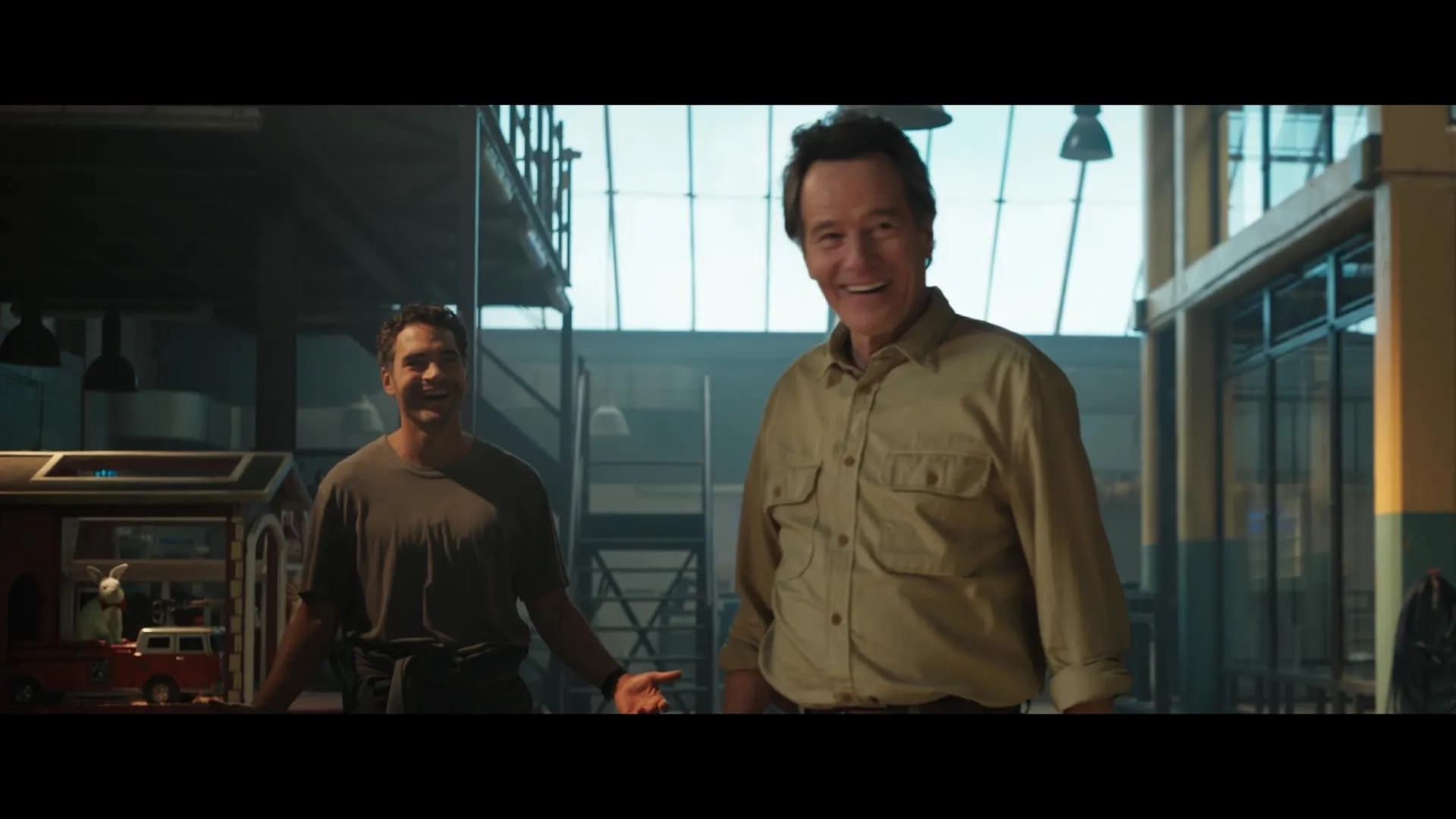 Bryan Cranston and Ramón Rodríguez in The One and Only Ivan (2020)