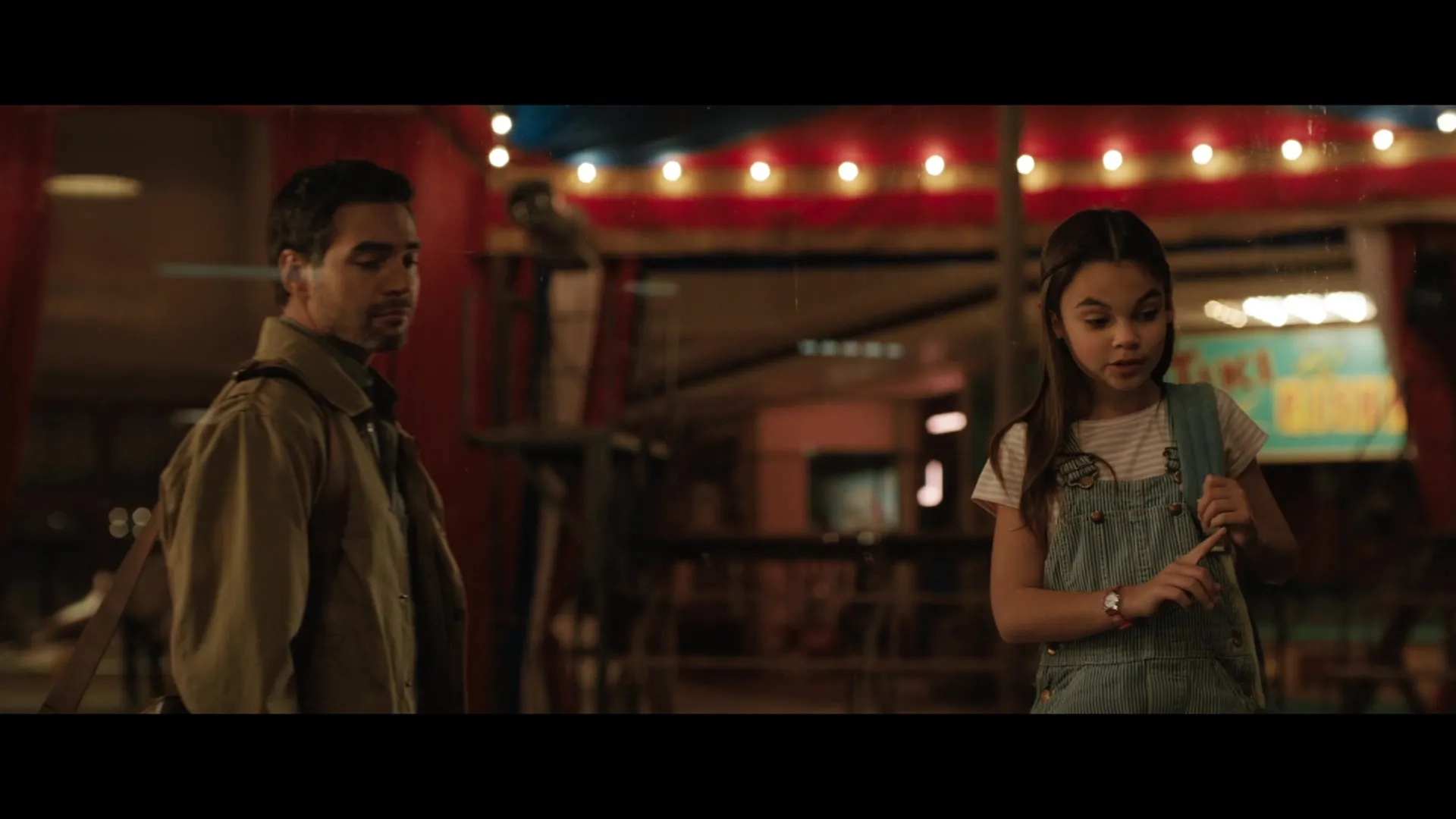 Ramón Rodríguez and Ariana Greenblatt in The One and Only Ivan (2020)