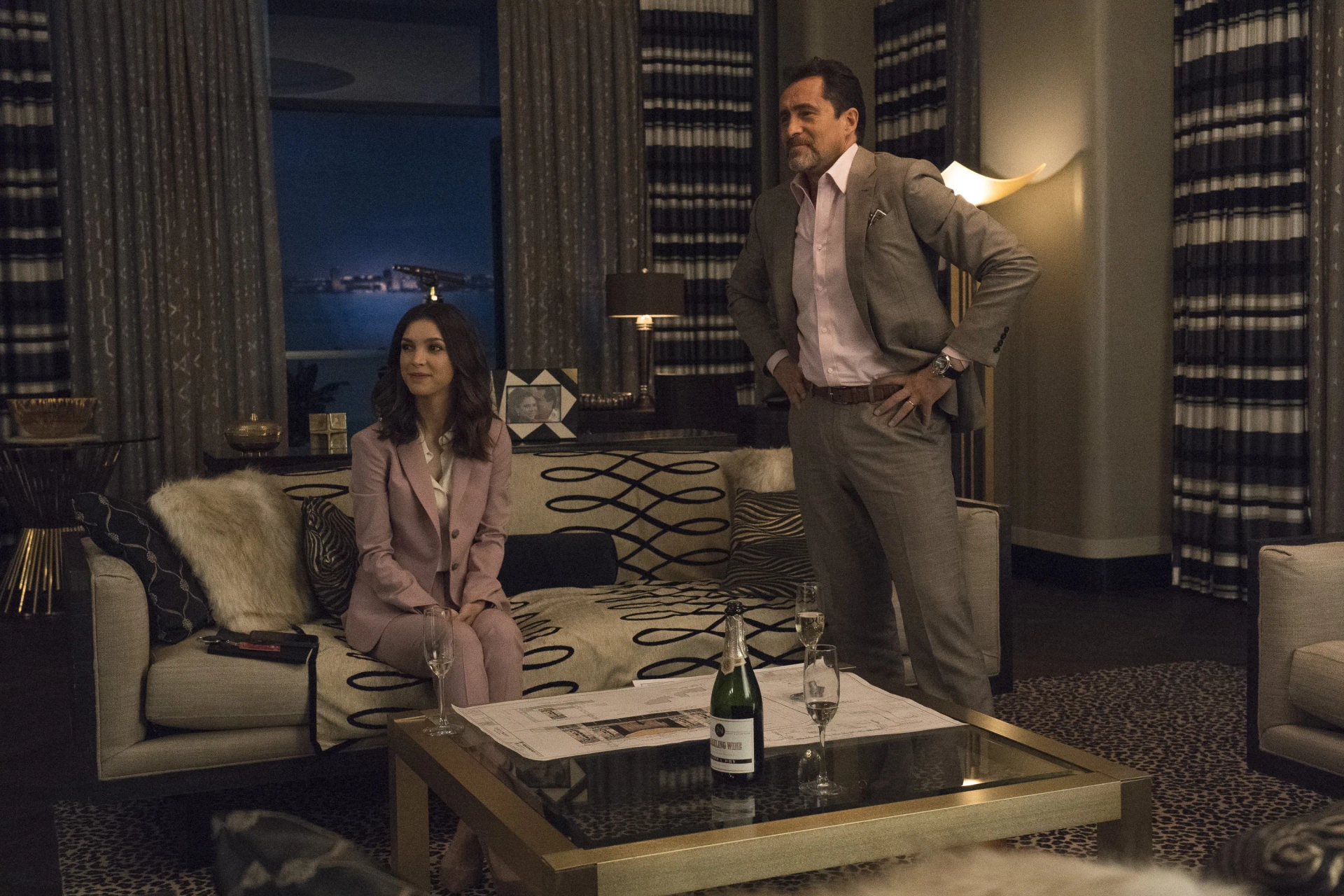 Demián Bichir and Denyse Tontz in Grand Hotel (2019)