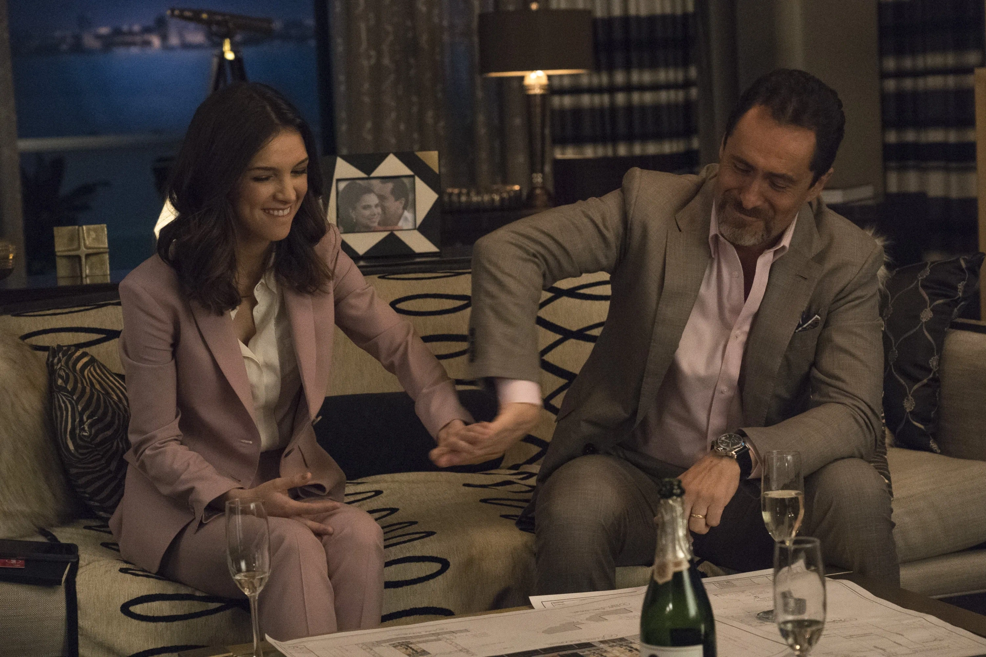 Demián Bichir and Denyse Tontz in Grand Hotel (2019)