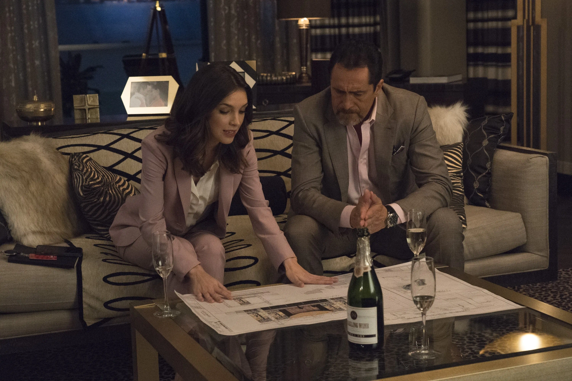 Demián Bichir and Denyse Tontz in Grand Hotel (2019)