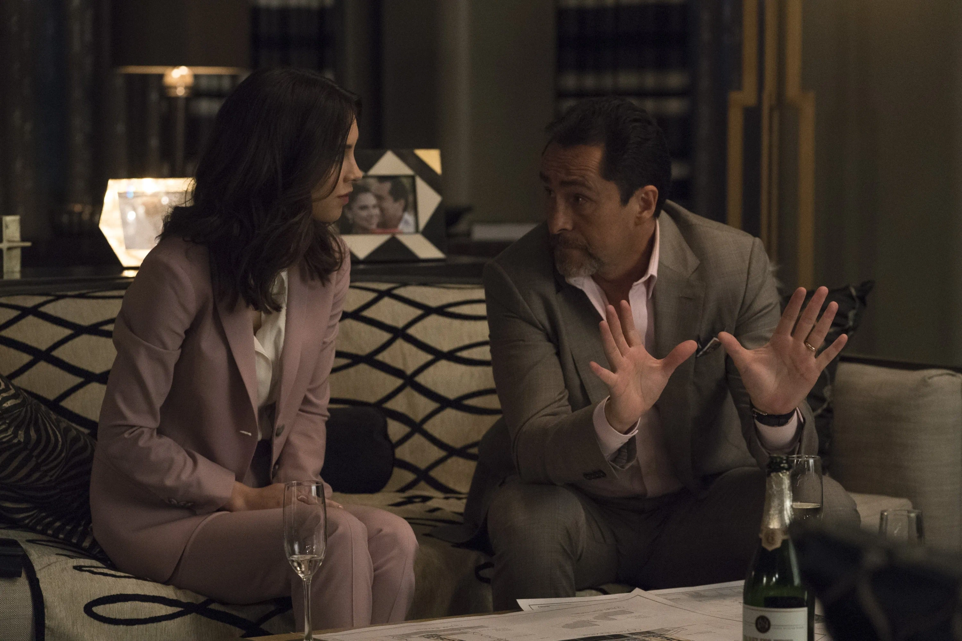 Demián Bichir and Denyse Tontz in Grand Hotel (2019)