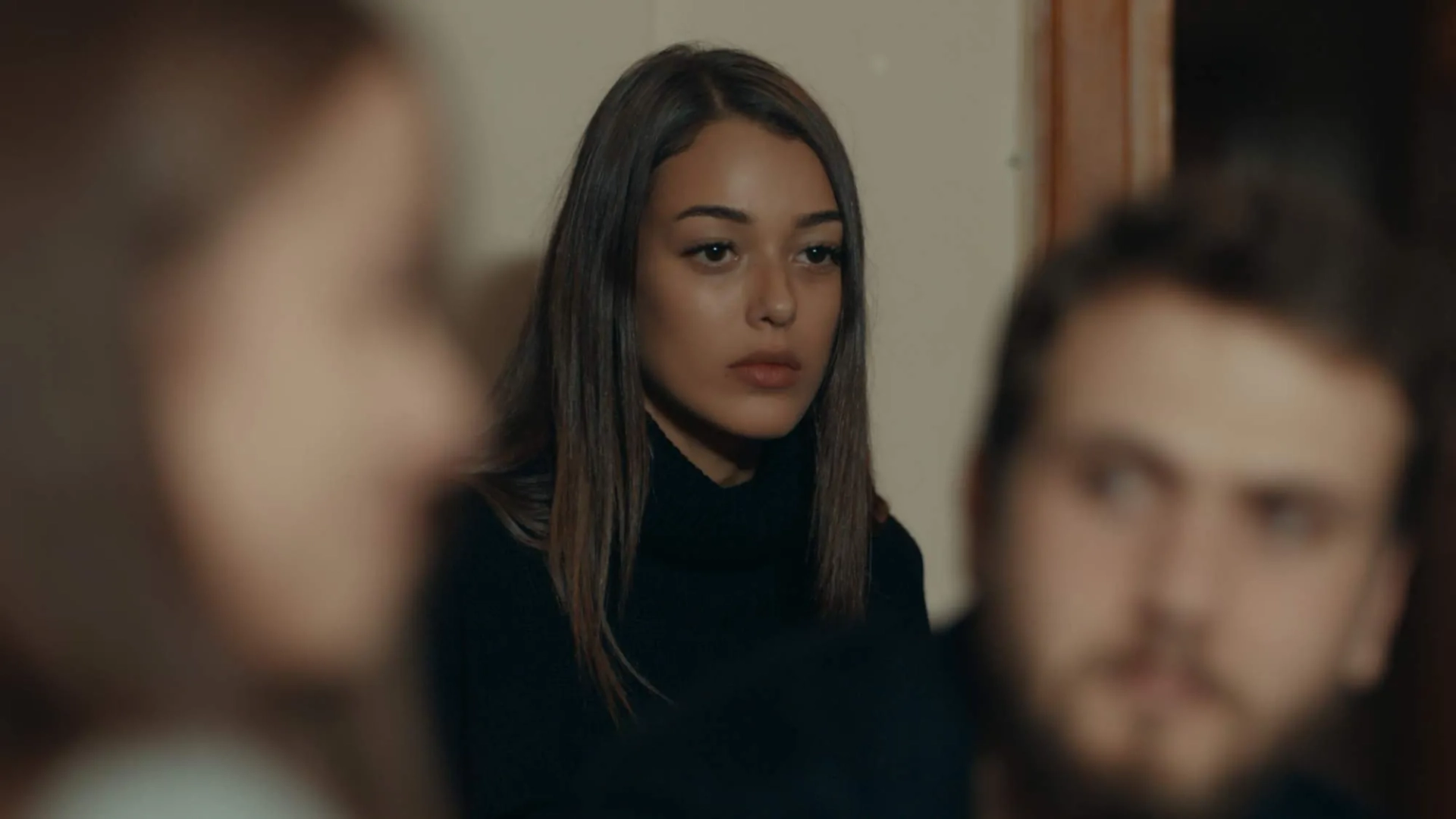 Aras Bulut Iynemli and Dilan Çiçek Deniz in The Pit (2016)