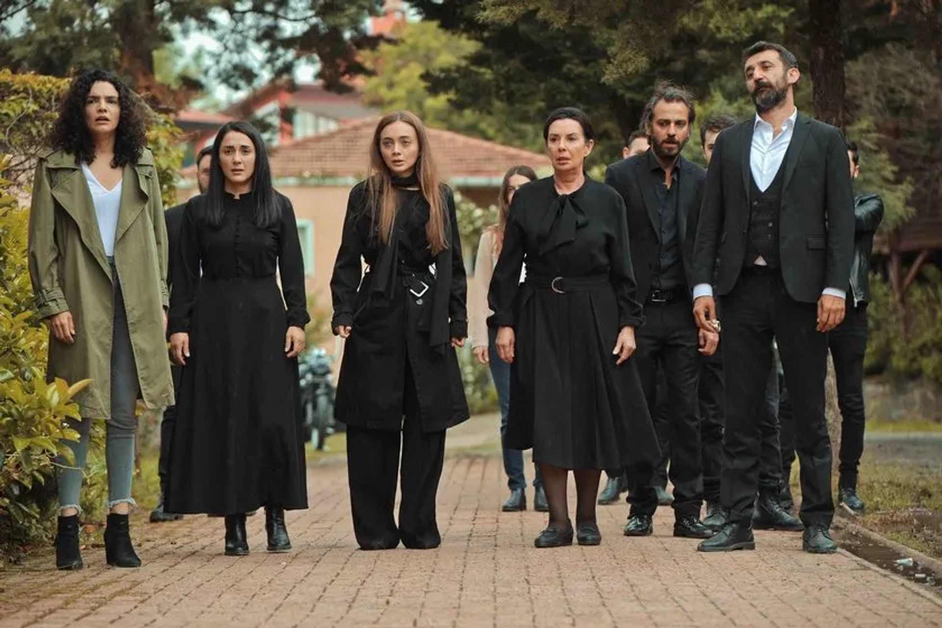 Perihan Savas, Boncuk Yilmaz, Damla Sönmez, Hare Sürel, Necip Memili, and Erkan Kolçak Köstendil in The Pit: Çukur Veda (2021)