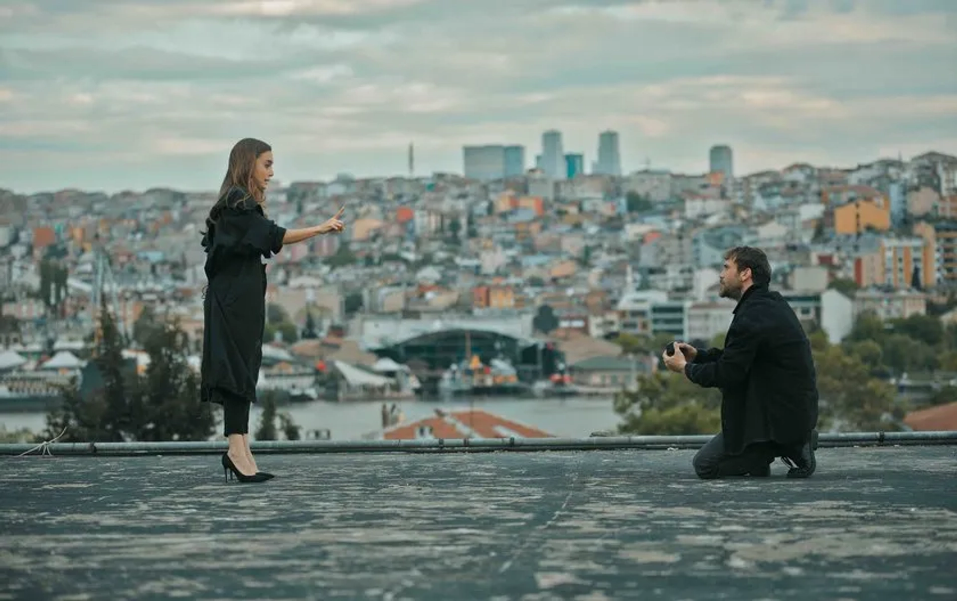 Damla Sönmez and Aras Bulut Iynemli in The Pit: Çukur Son3 (2021)