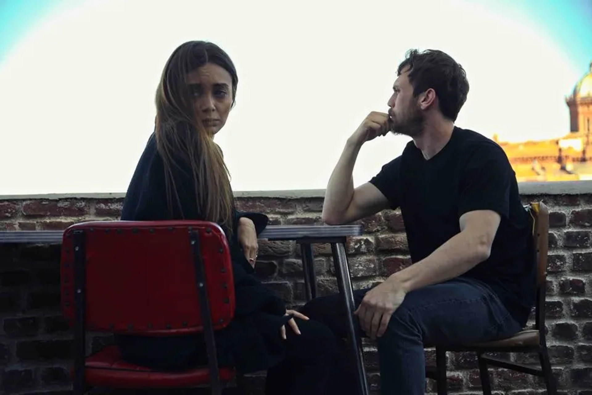 Damla Sönmez and Aras Bulut Iynemli in The Pit: Biz Aileyiz (2021)