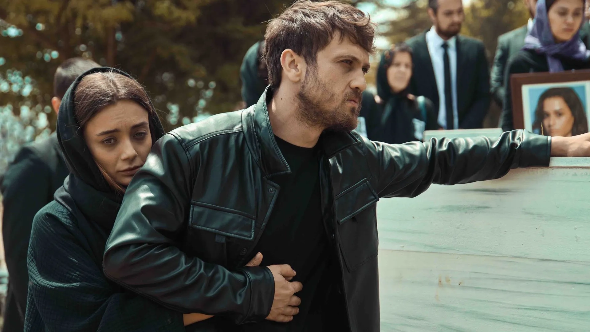 Damla Sönmez and Aras Bulut Iynemli in The Pit: Biz Aileyiz (2021)