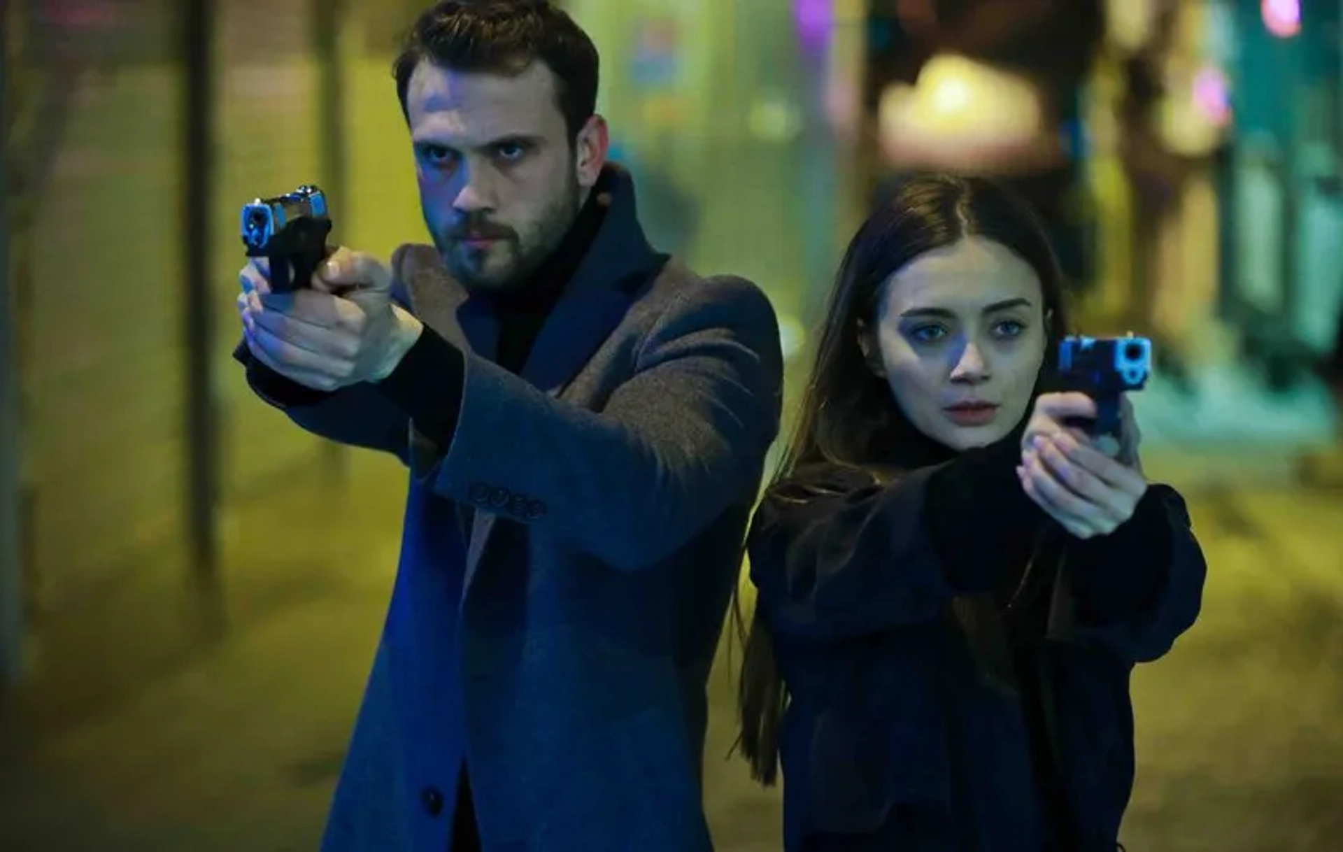 Damla Sönmez and Aras Bulut Iynemli in The Pit: Çukur (2021)