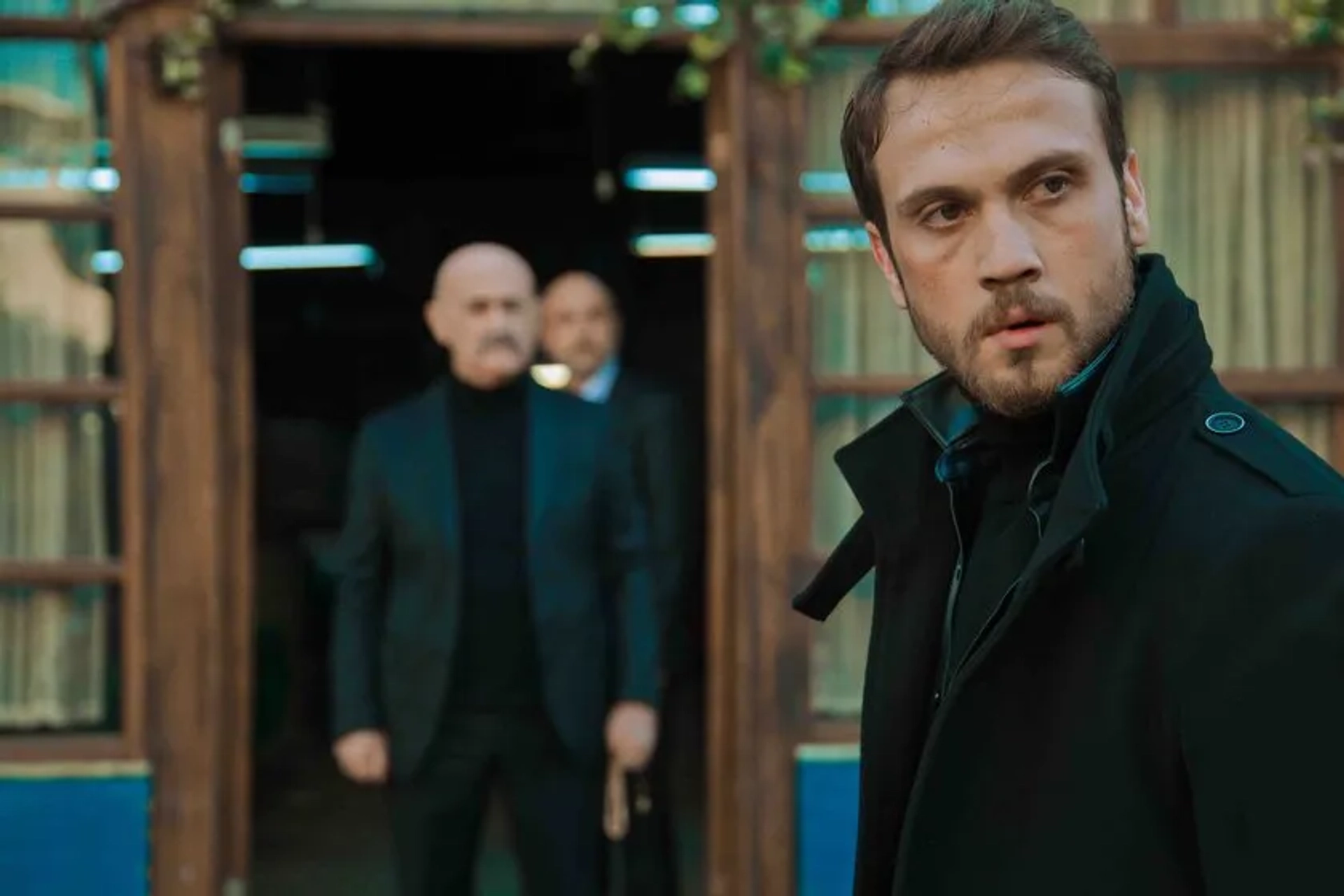 Aras Bulut Iynemli and Müfit Kayacan in The Pit: Karaca (2021)