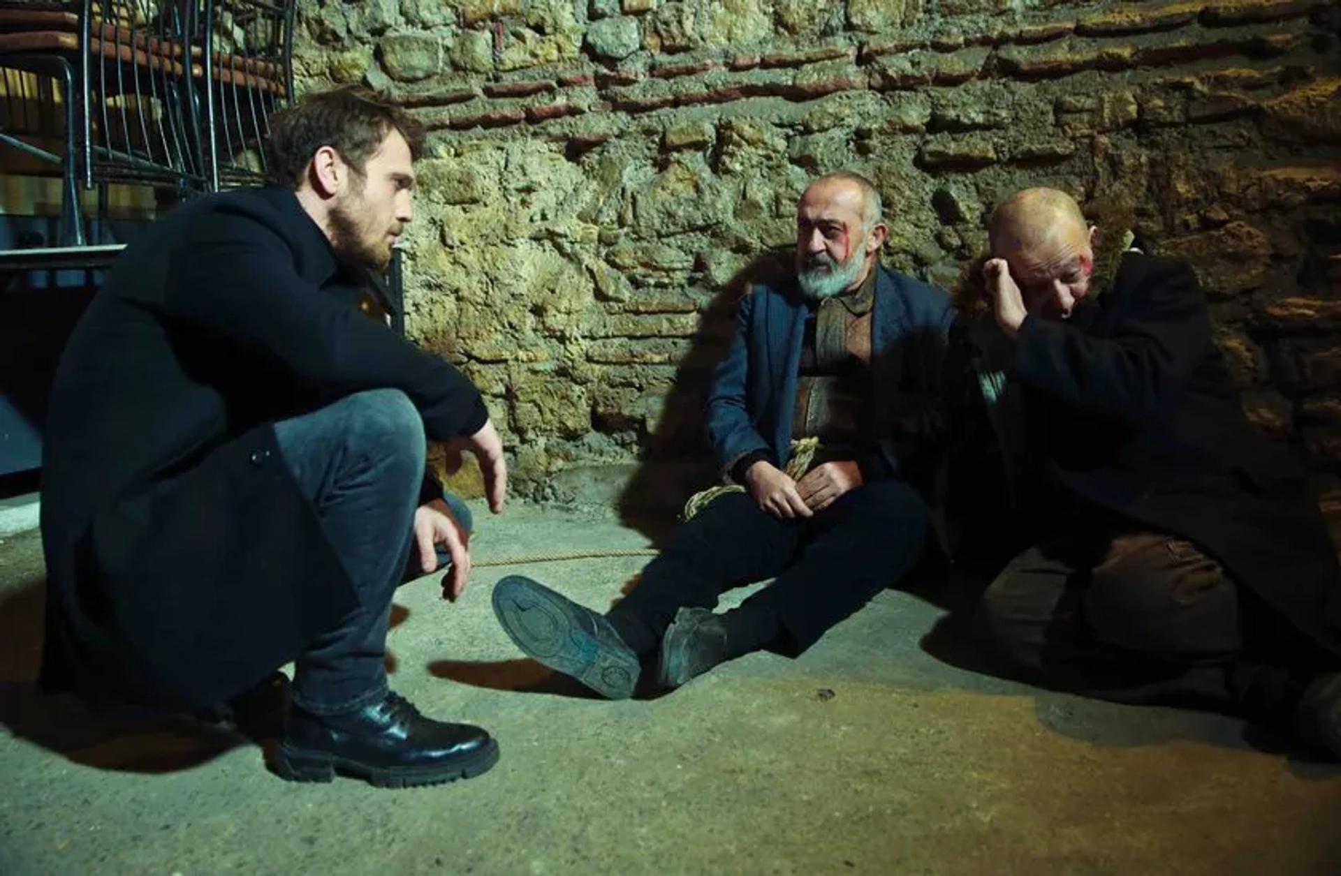 Riza Kocaoglu, Kadir Çermik, and Aras Bulut Iynemli in The Pit: Babam Gibi (2021)