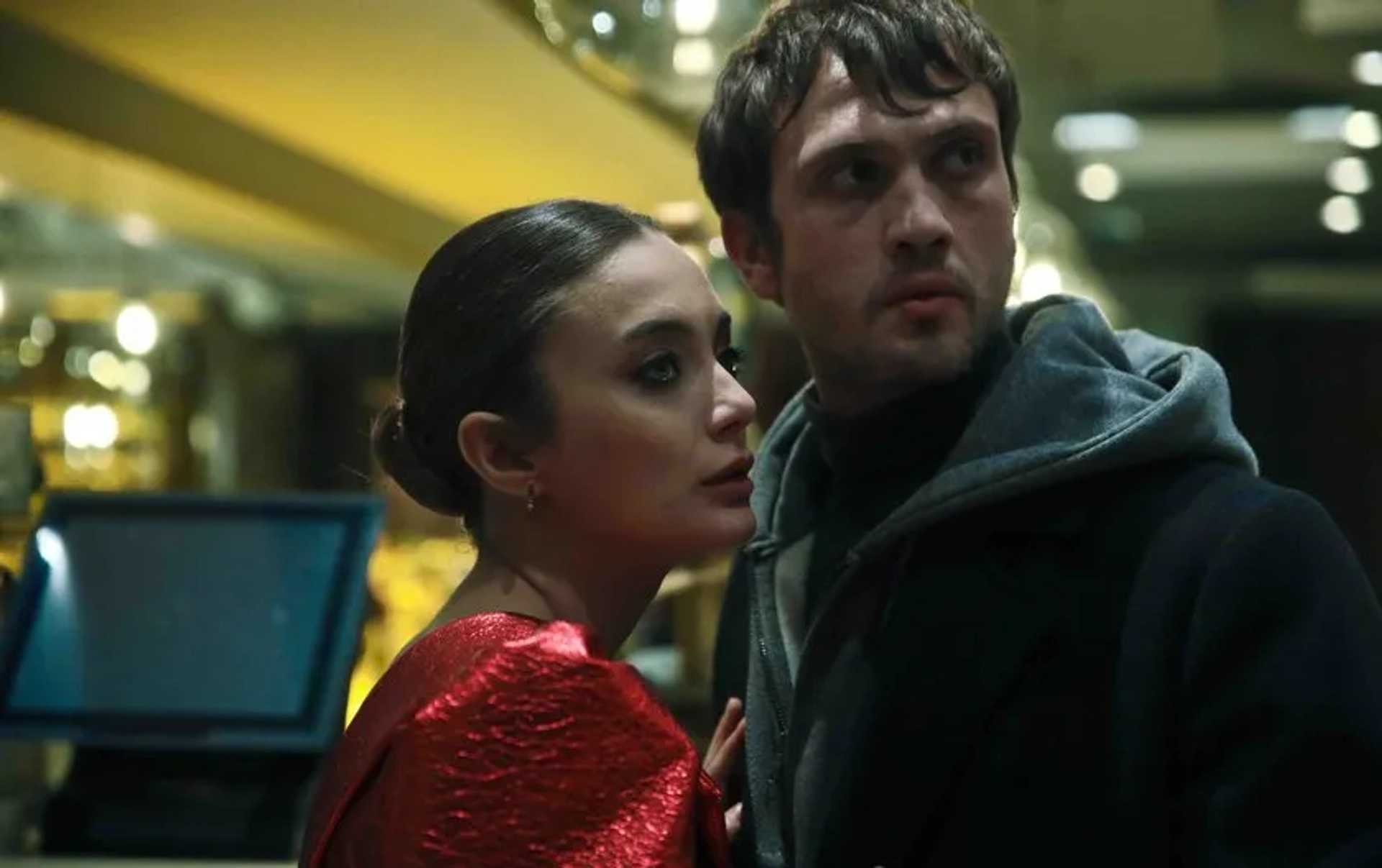 Damla Sönmez and Aras Bulut Iynemli in The Pit: Masal (2021)