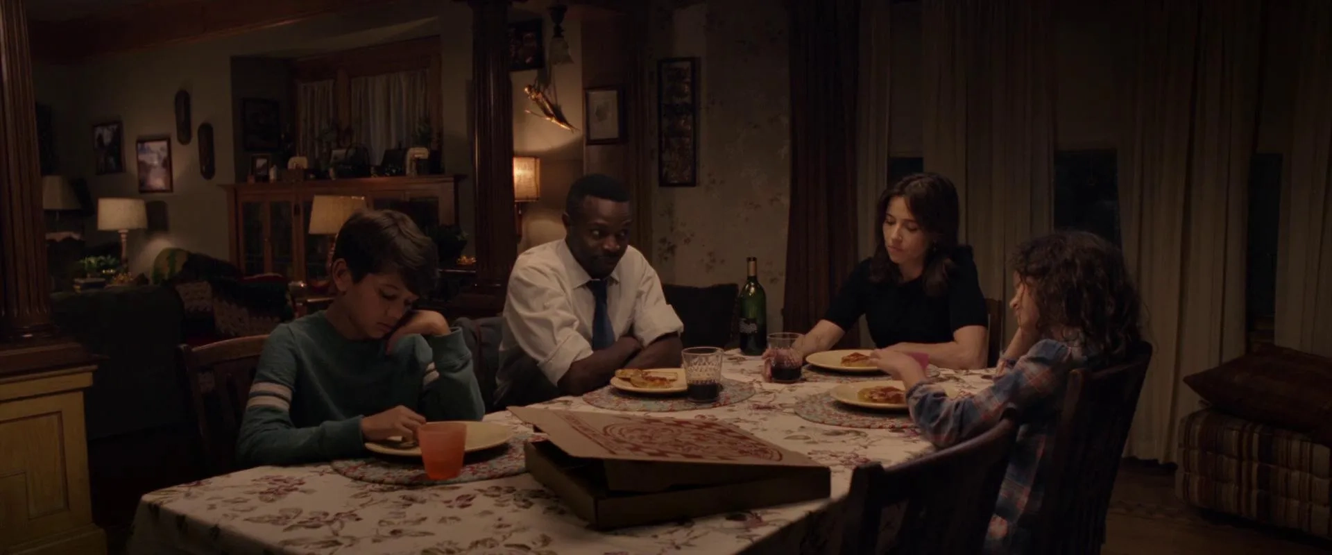 Linda Cardellini, Sean Patrick Thomas, Jaynee-Lynne Kinchen, and Roman Christou in The Curse of La Llorona (2019)