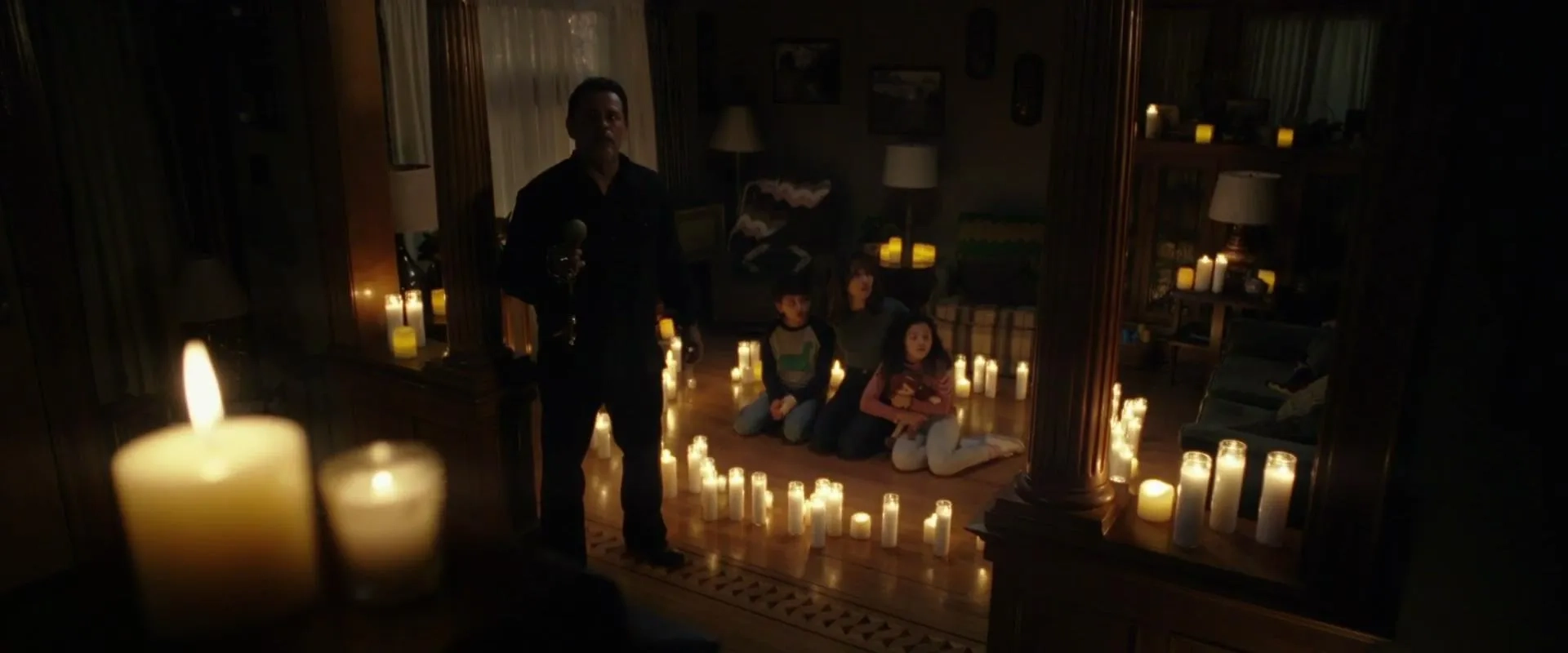 Linda Cardellini, Raymond Cruz, Jaynee-Lynne Kinchen, and Roman Christou in The Curse of La Llorona (2019)