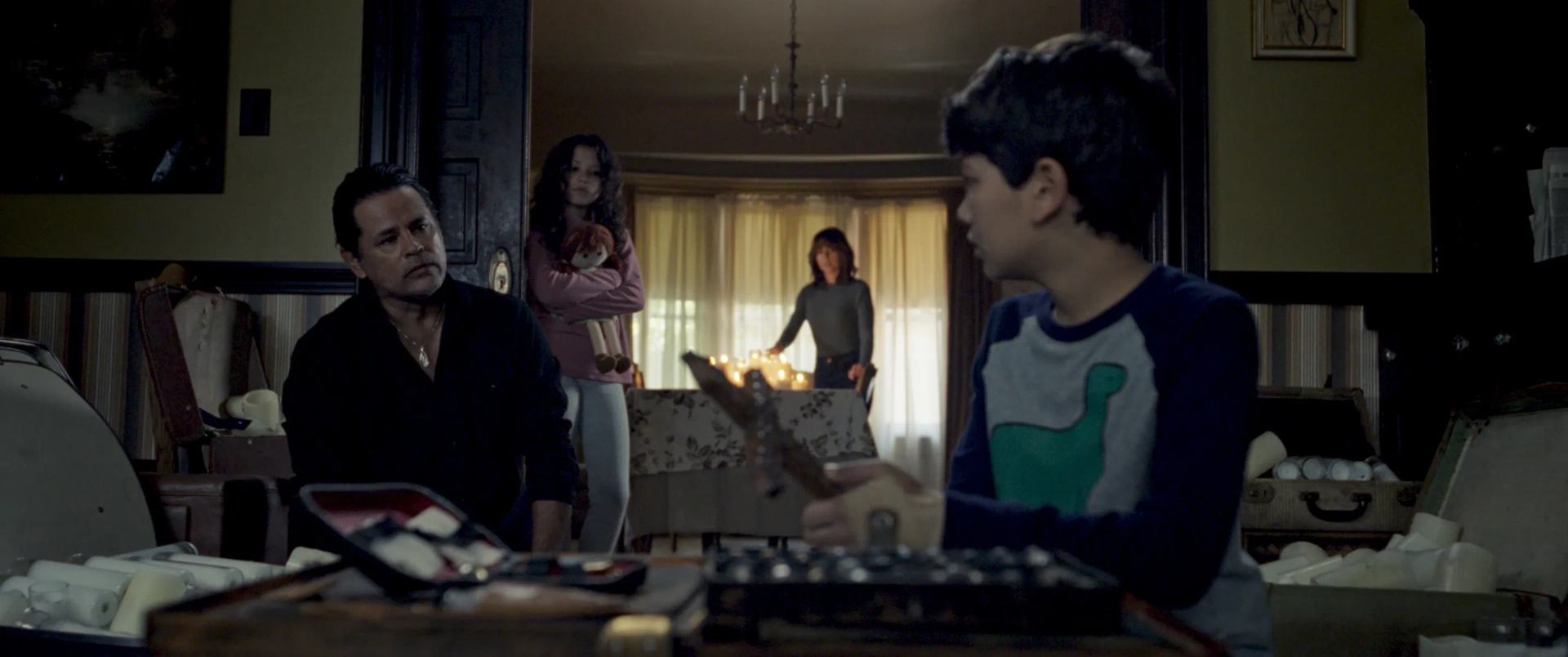 Linda Cardellini, Raymond Cruz, Jaynee-Lynne Kinchen, and Roman Christou in The Curse of La Llorona (2019)