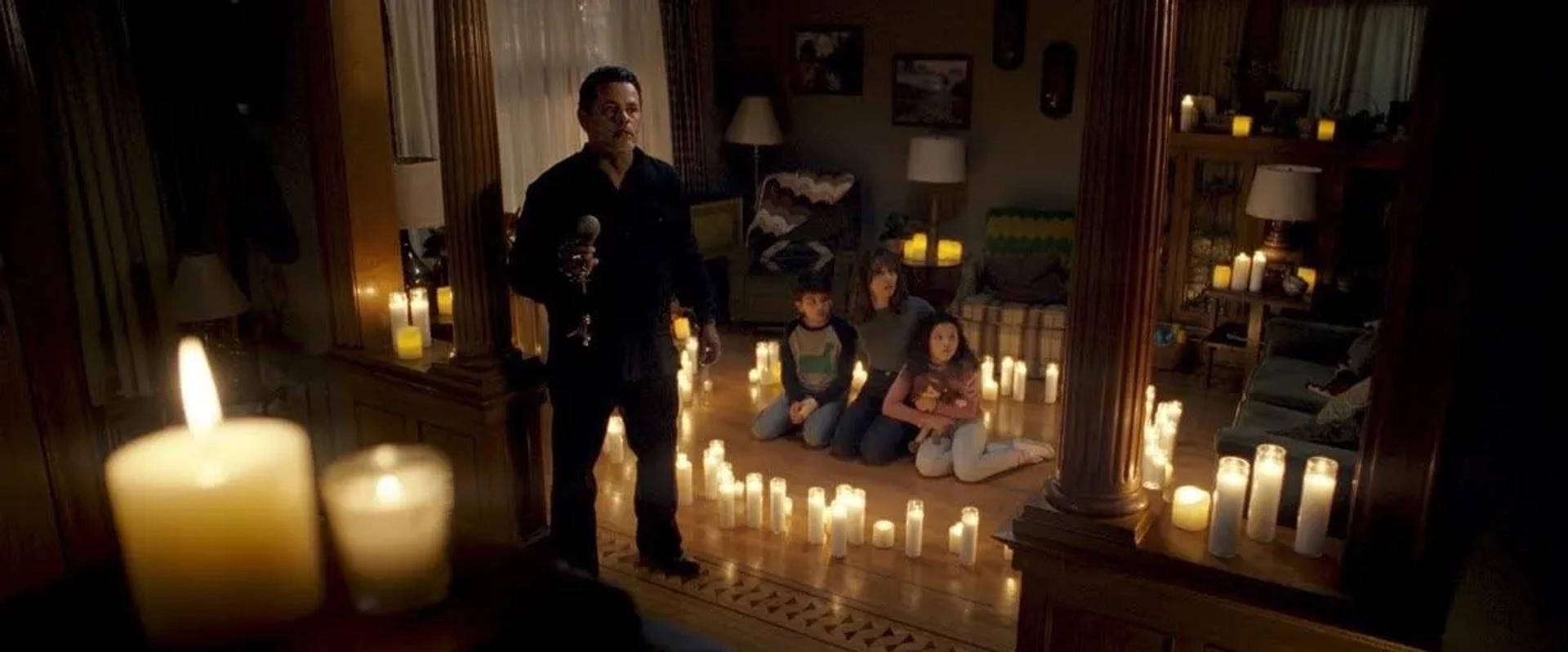 Linda Cardellini, Raymond Cruz, Jaynee-Lynne Kinchen, and Roman Christou in The Curse of La Llorona (2019)