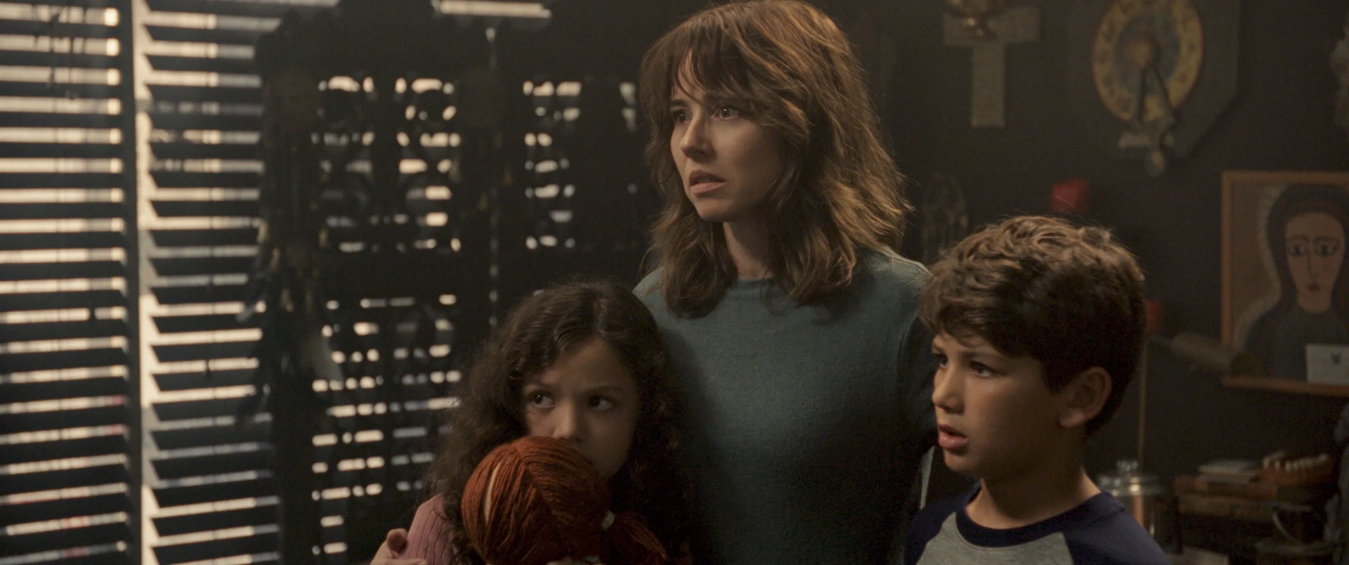 Linda Cardellini, Jaynee-Lynne Kinchen, and Roman Christou in The Curse of La Llorona (2019)