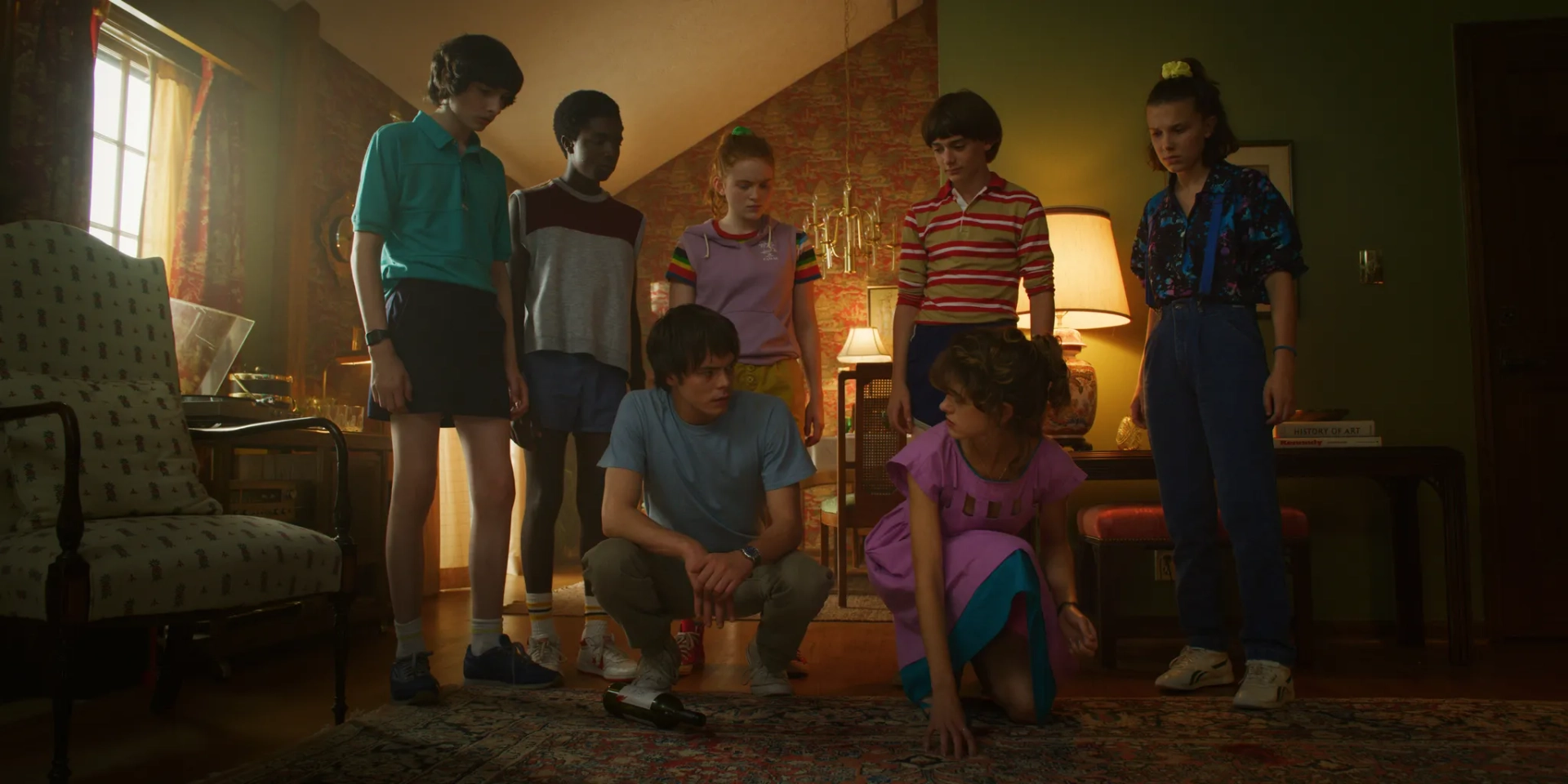 Natalia Dyer, Caleb McLaughlin, Sadie Sink, Millie Bobby Brown, Finn Wolfhard, Charlie Heaton, and Noah Schnapp in Stranger Things (2016)