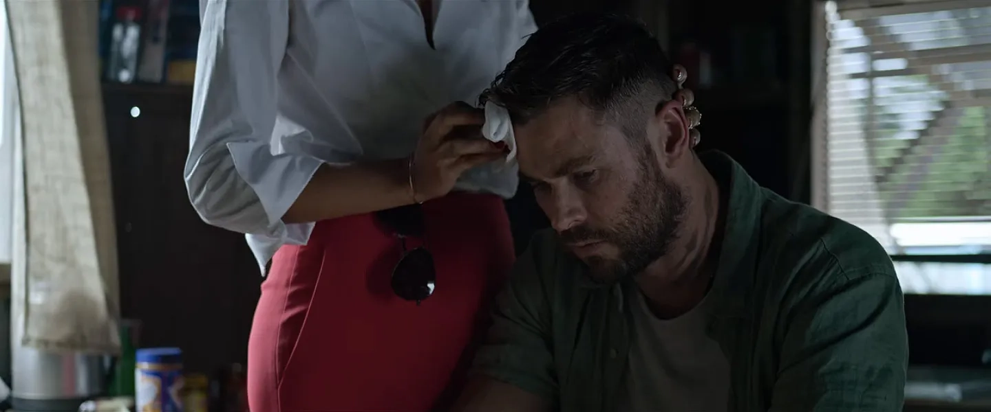 Golshifteh Farahani and Chris Hemsworth in Extraction (2020)