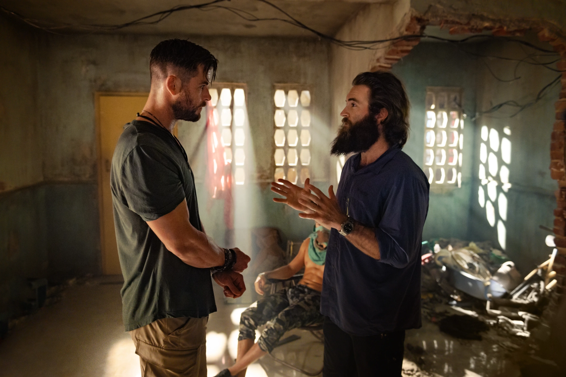 Sam Hargrave and Chris Hemsworth in Extraction (2020)