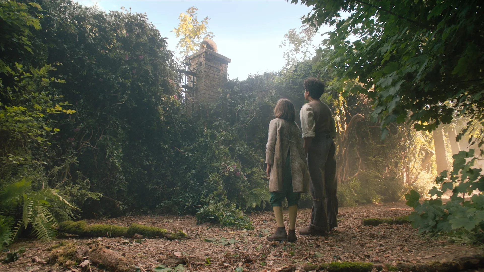 Dixie Egerickx and Amir Wilson in The Secret Garden (2020)