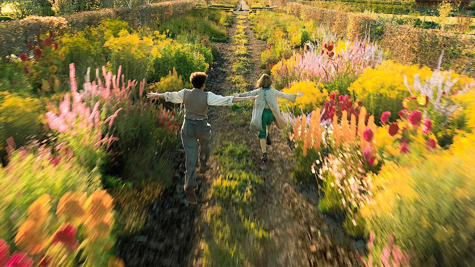 Dixie Egerickx and Amir Wilson in The Secret Garden (2020)