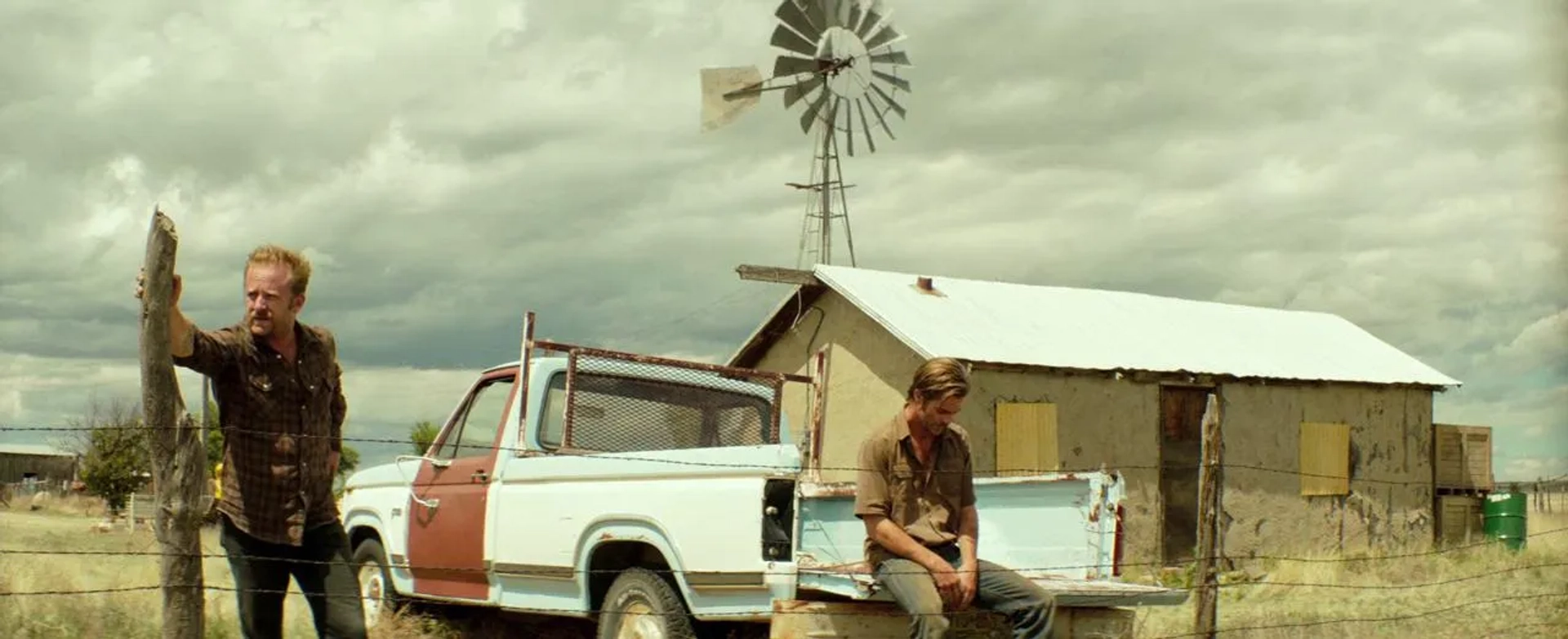 Ben Foster and Chris Pine in Hell or High Water (2016)