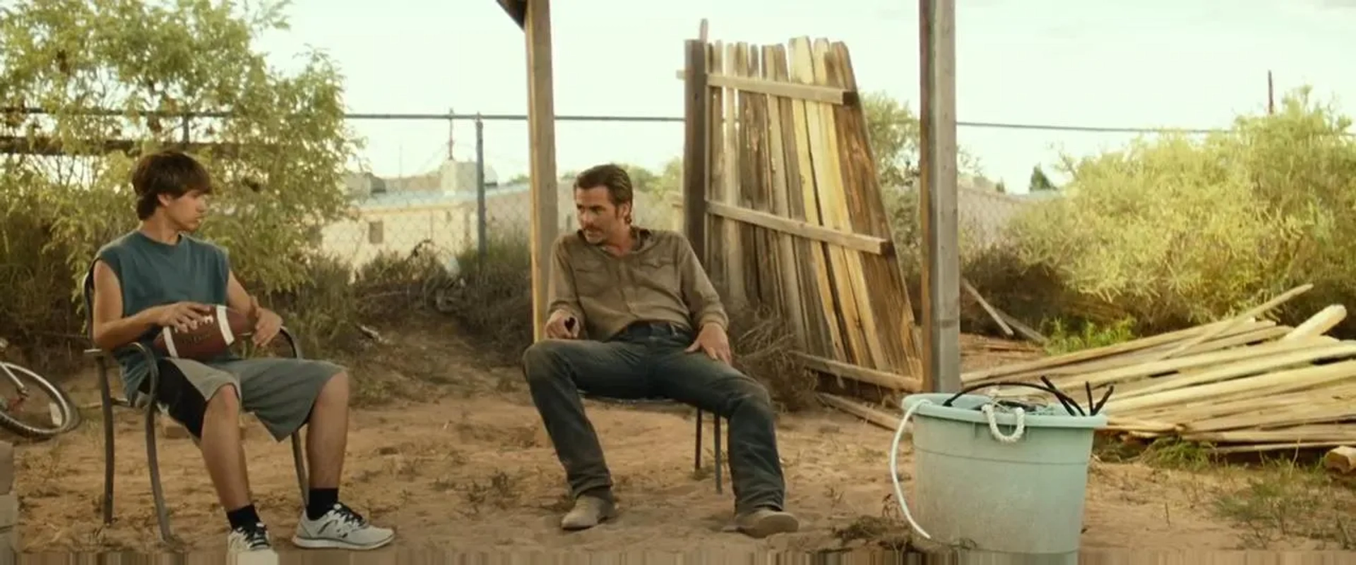 Chris Pine and John-Paul Howard in Hell or High Water (2016)