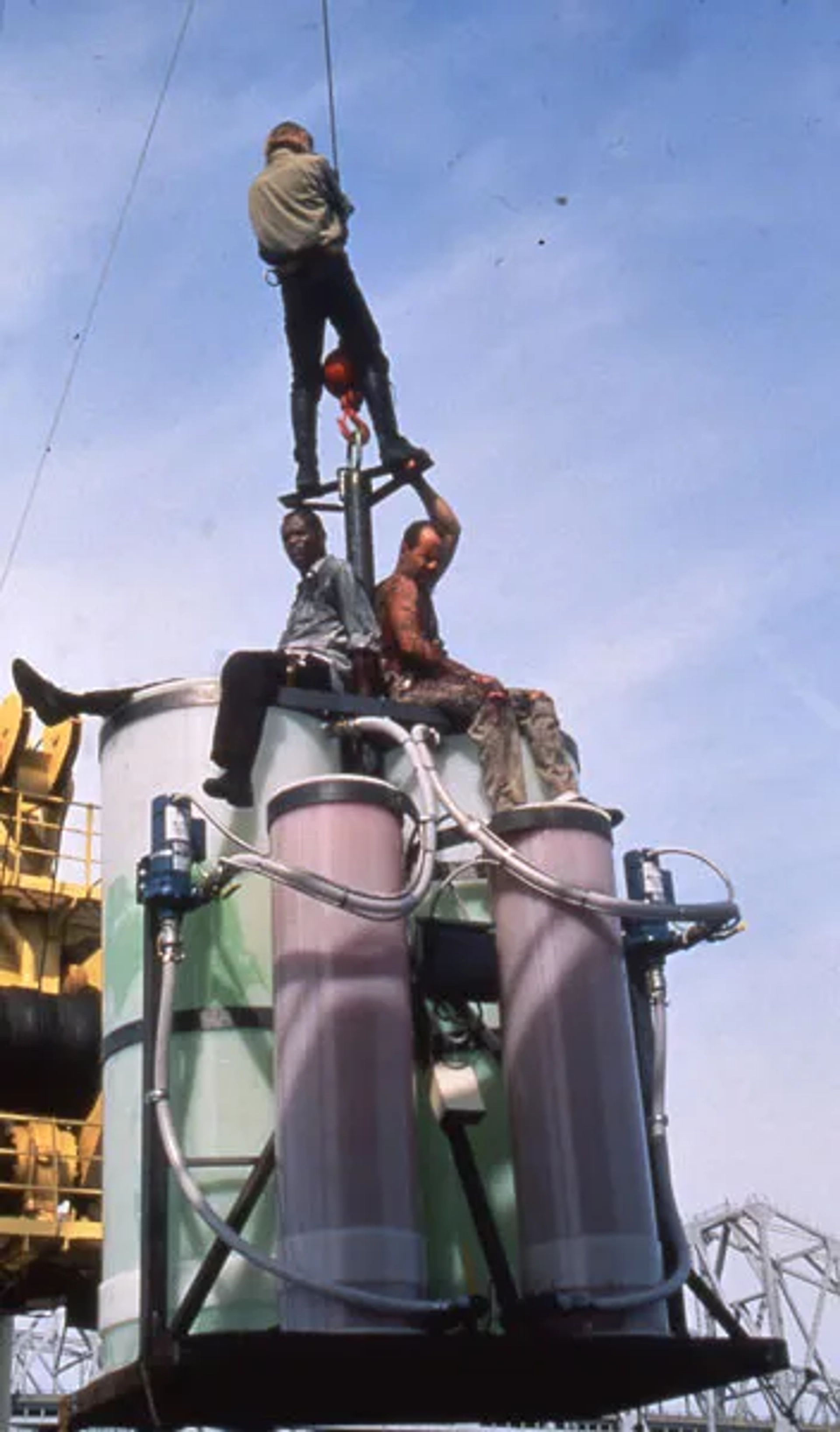 Bruce Willis, Jeremy Irons, and Sam Phillips in Die Hard with a Vengeance (1995)