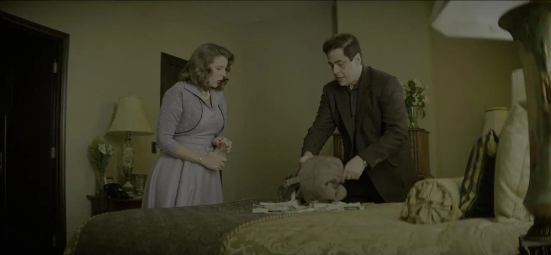 Benicio Del Toro and Julia Fox in No Sudden Move (2021)