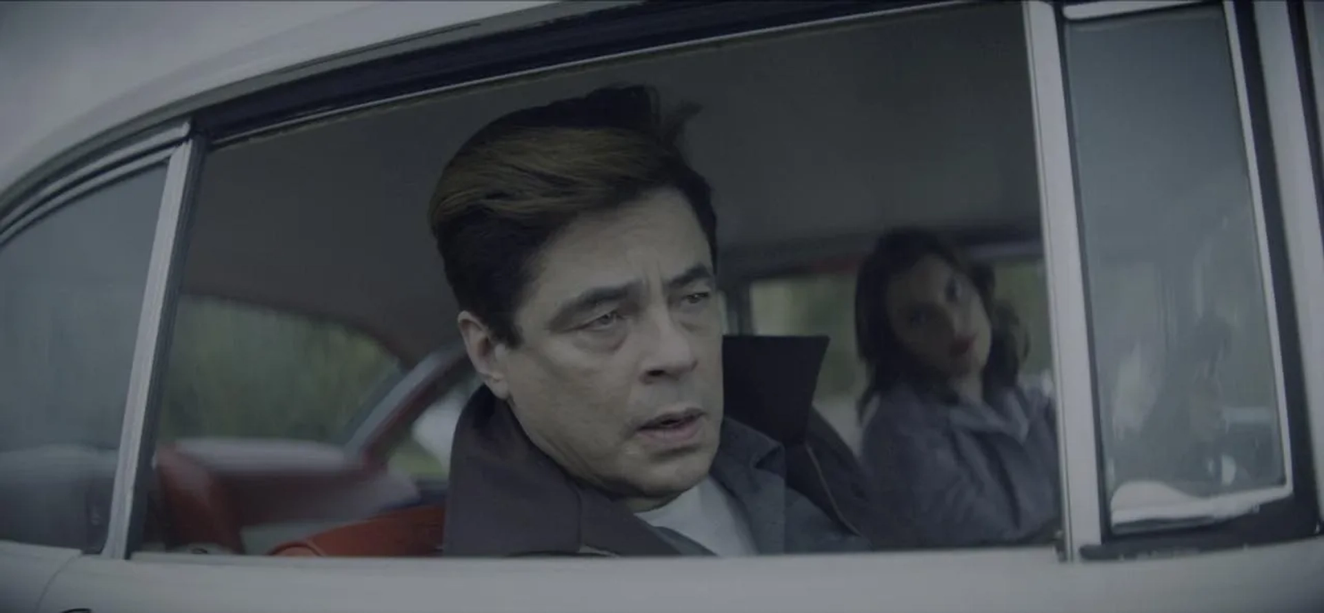 Benicio Del Toro and Julia Fox in No Sudden Move (2021)