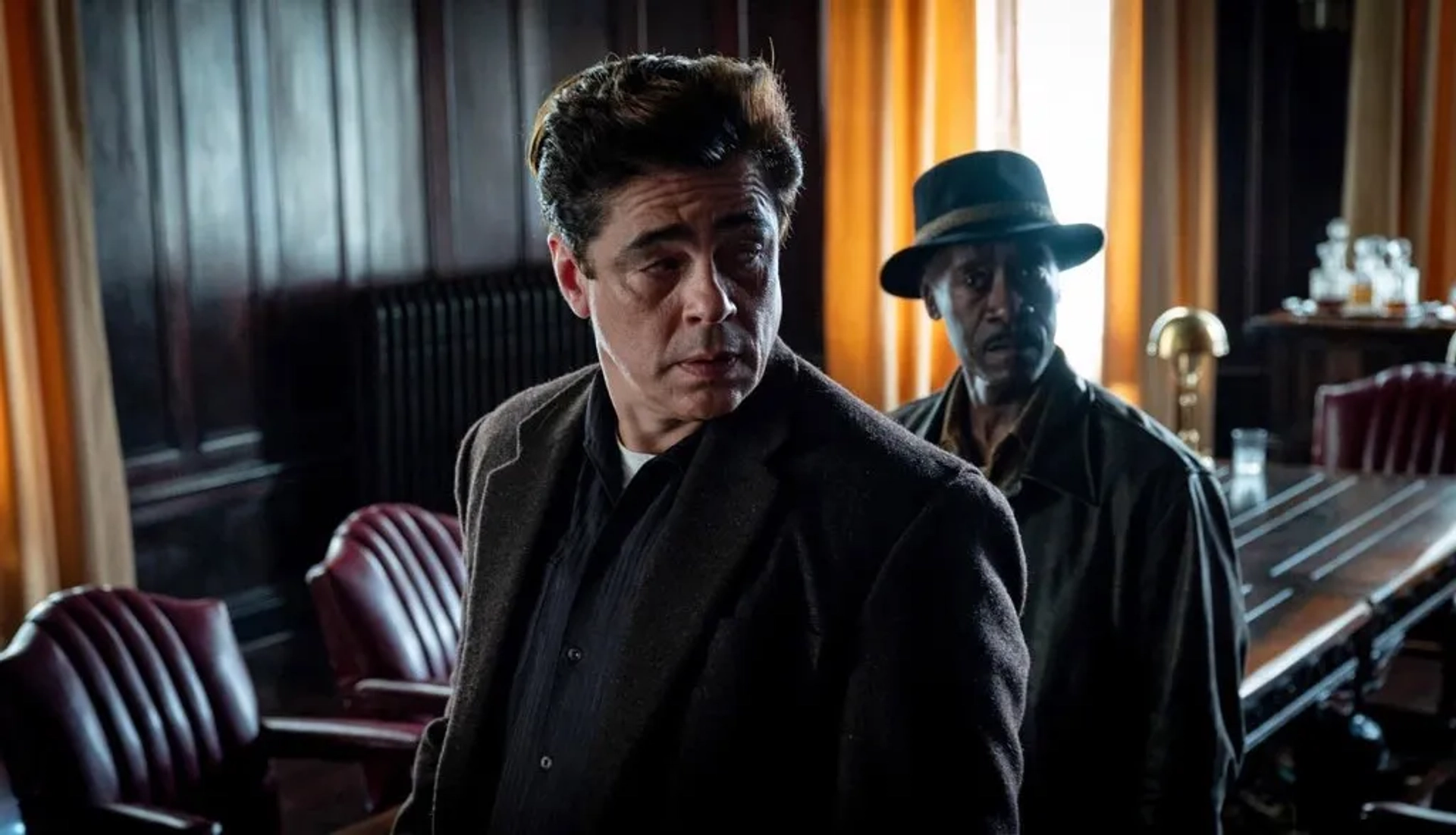 Don Cheadle and Benicio Del Toro in No Sudden Move (2021)